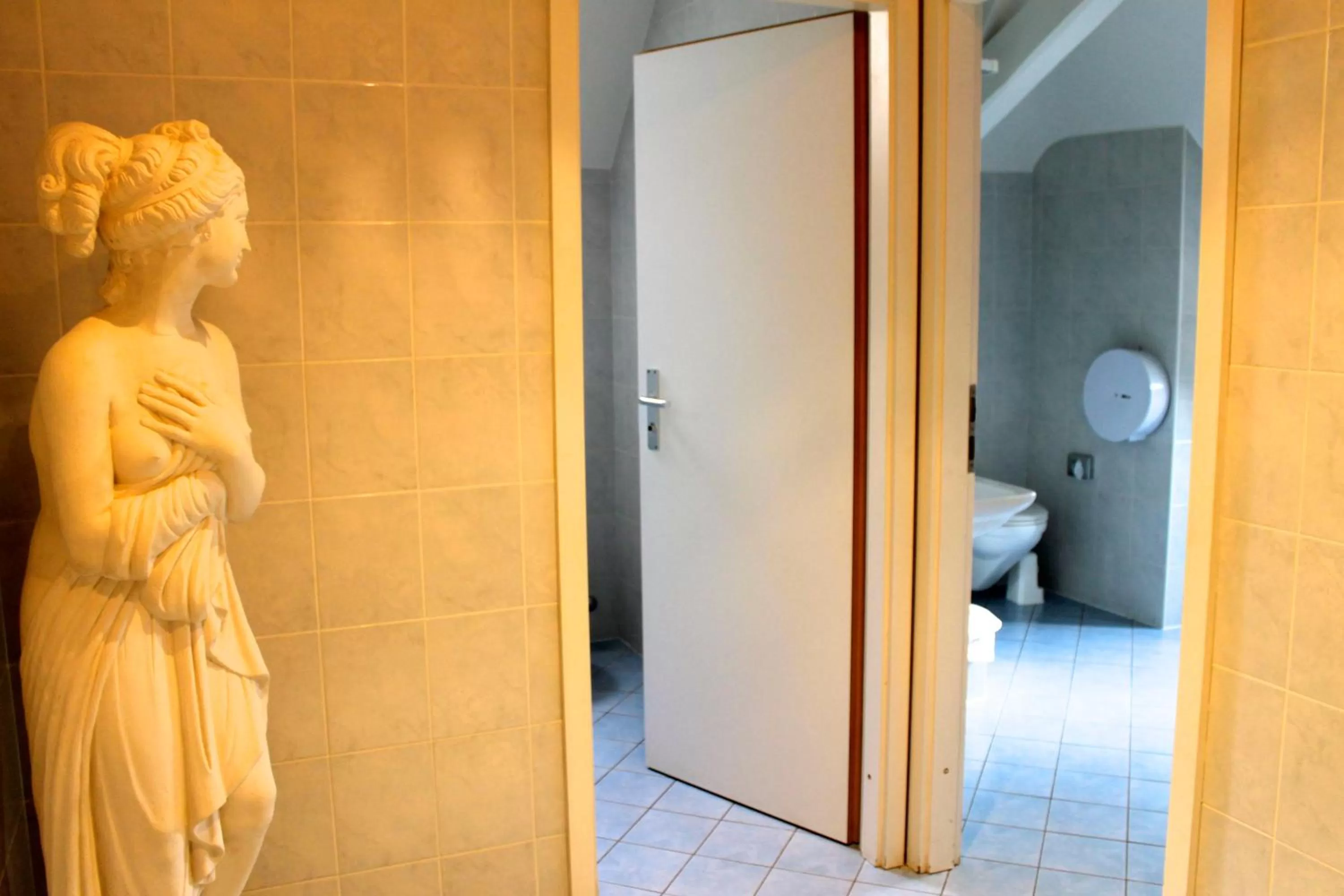 Single Room with Shared Shower and Toilet  and Park View - single occupancy in Le Cénacle