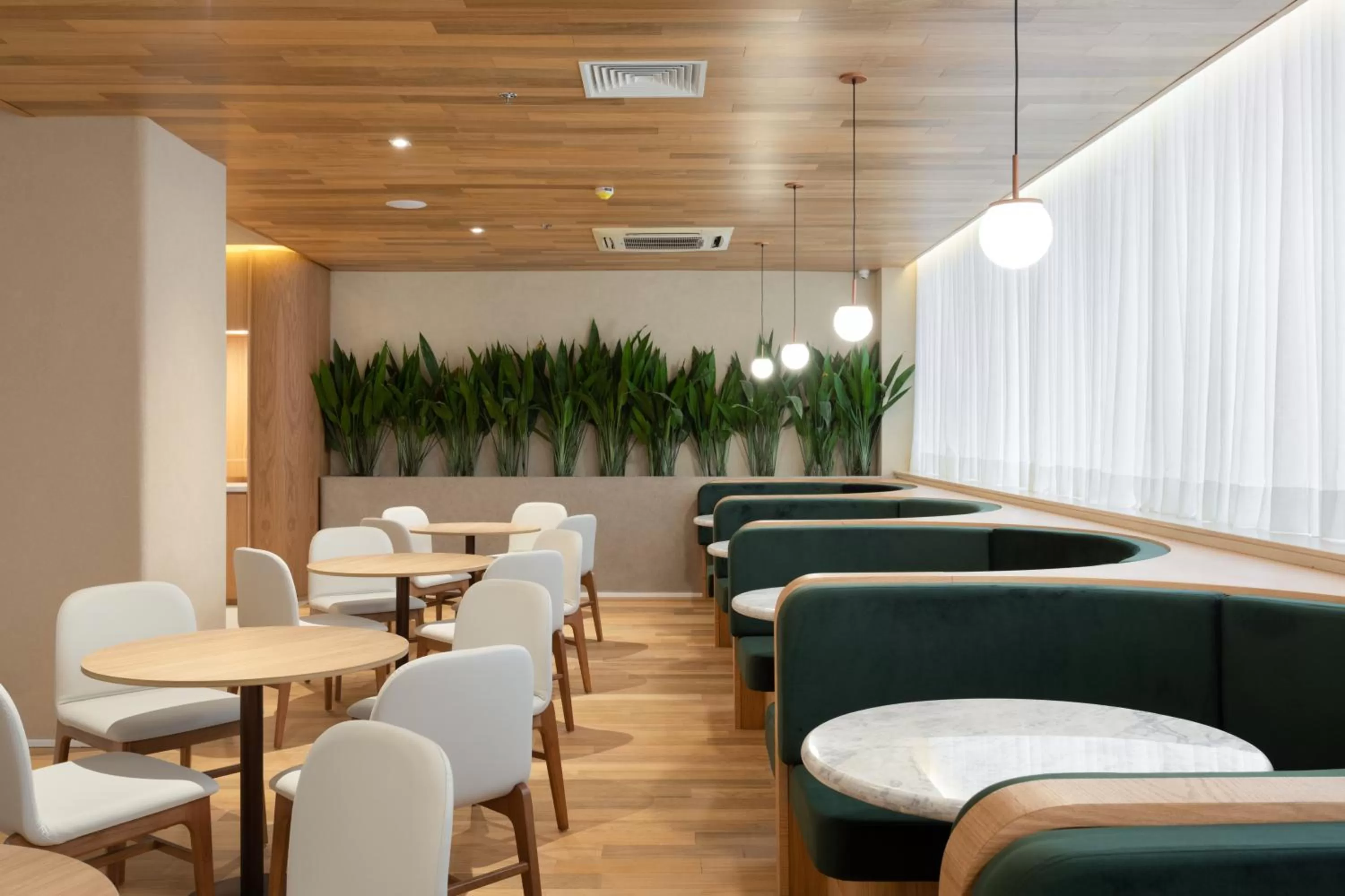Restaurant/places to eat in QOYA Hotel Curitiba, Curio Collection by Hilton