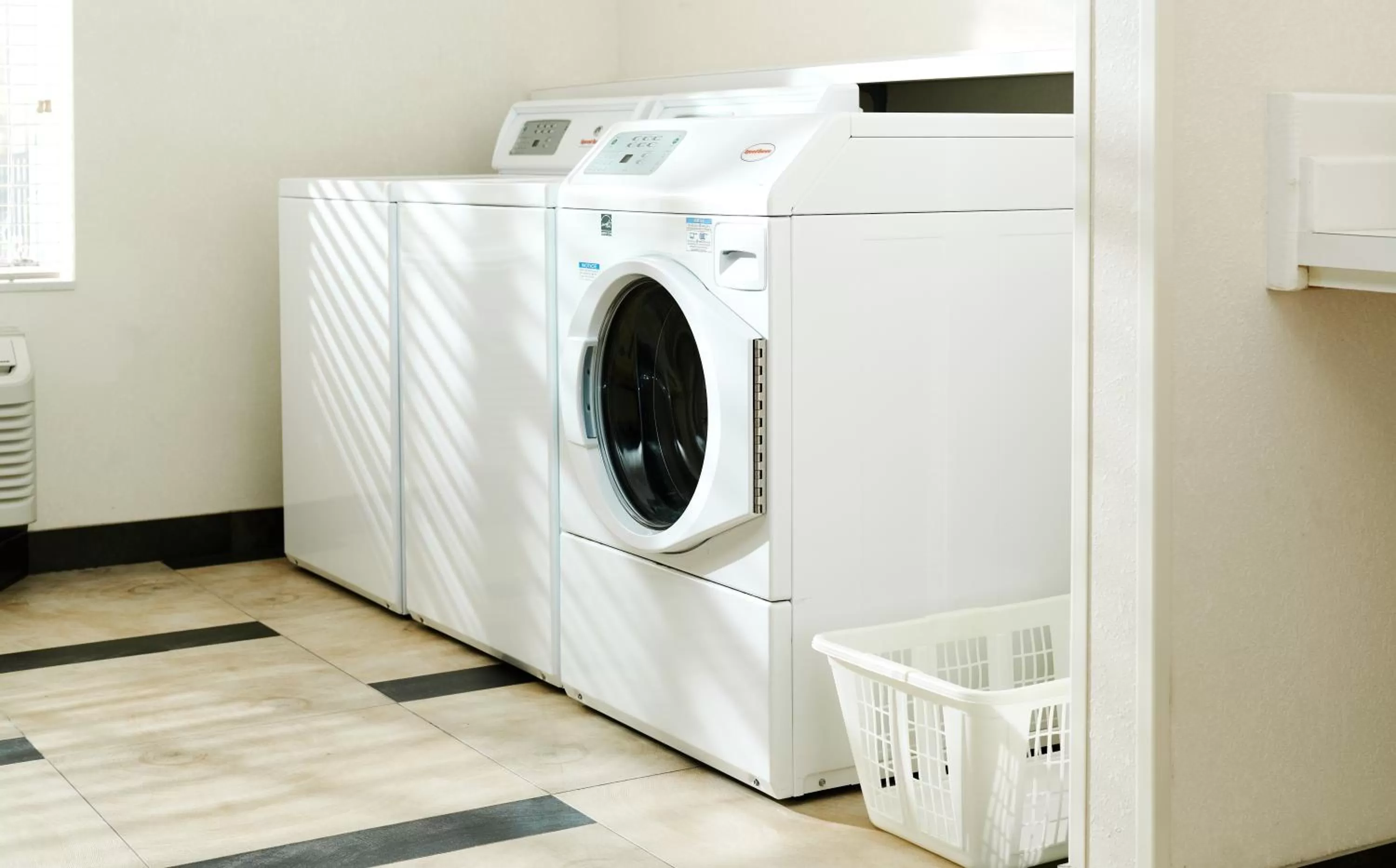 laundry in Sonesta Simply Suites Detroit Ann Arbor