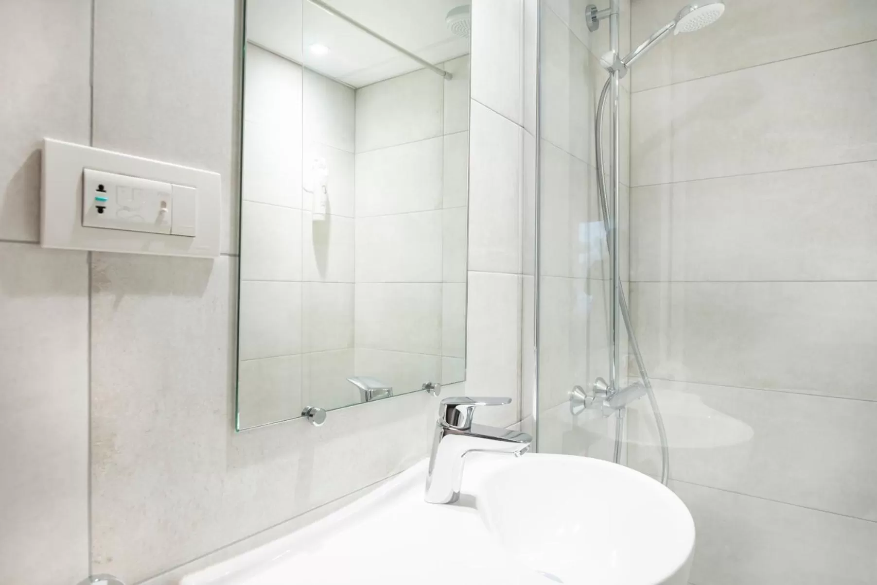 Shower in The Originals Access Hôtel Bordeaux Aéroport