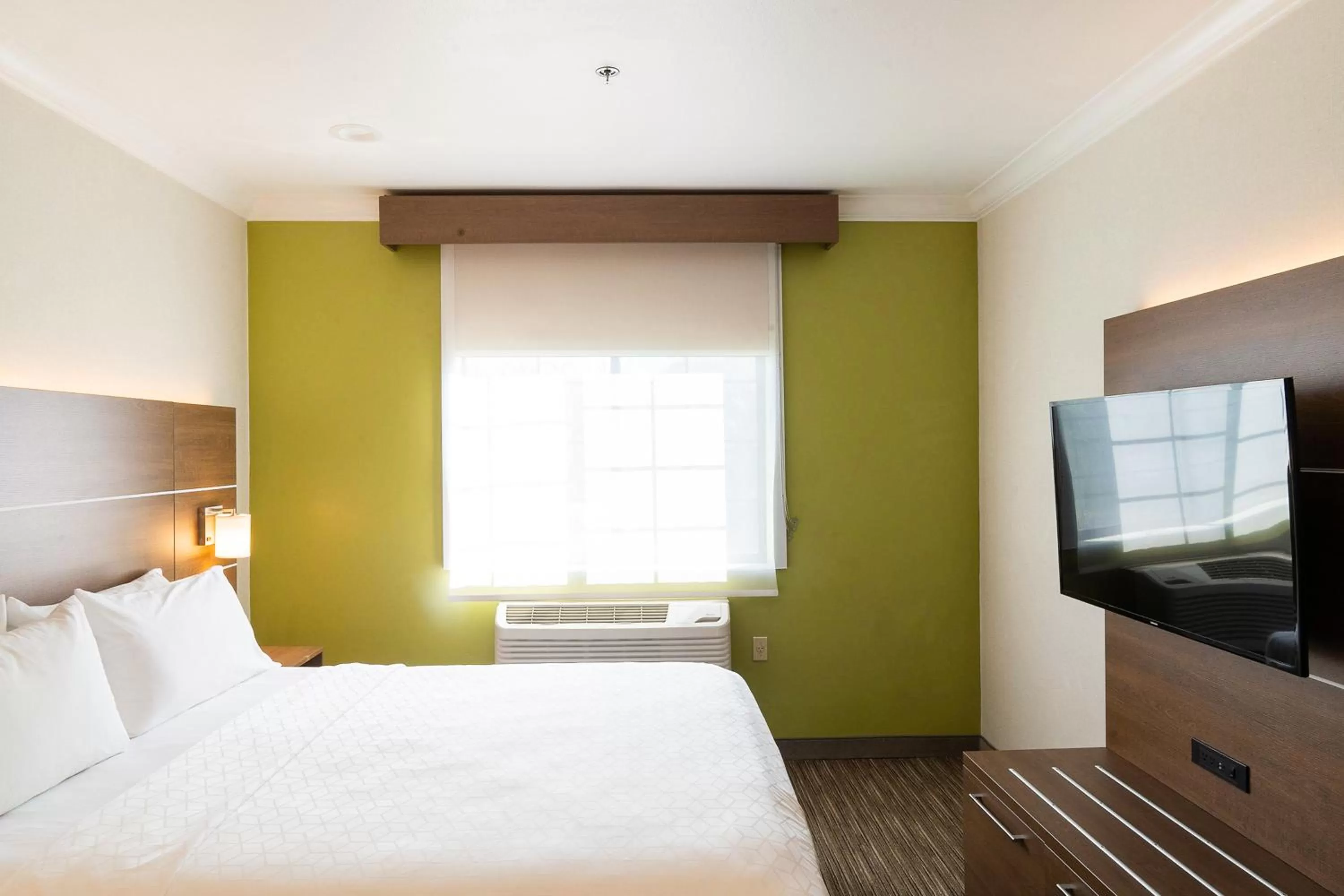 Photo of the whole room, Bed in Holiday Inn Express Davis-University Area by IHG