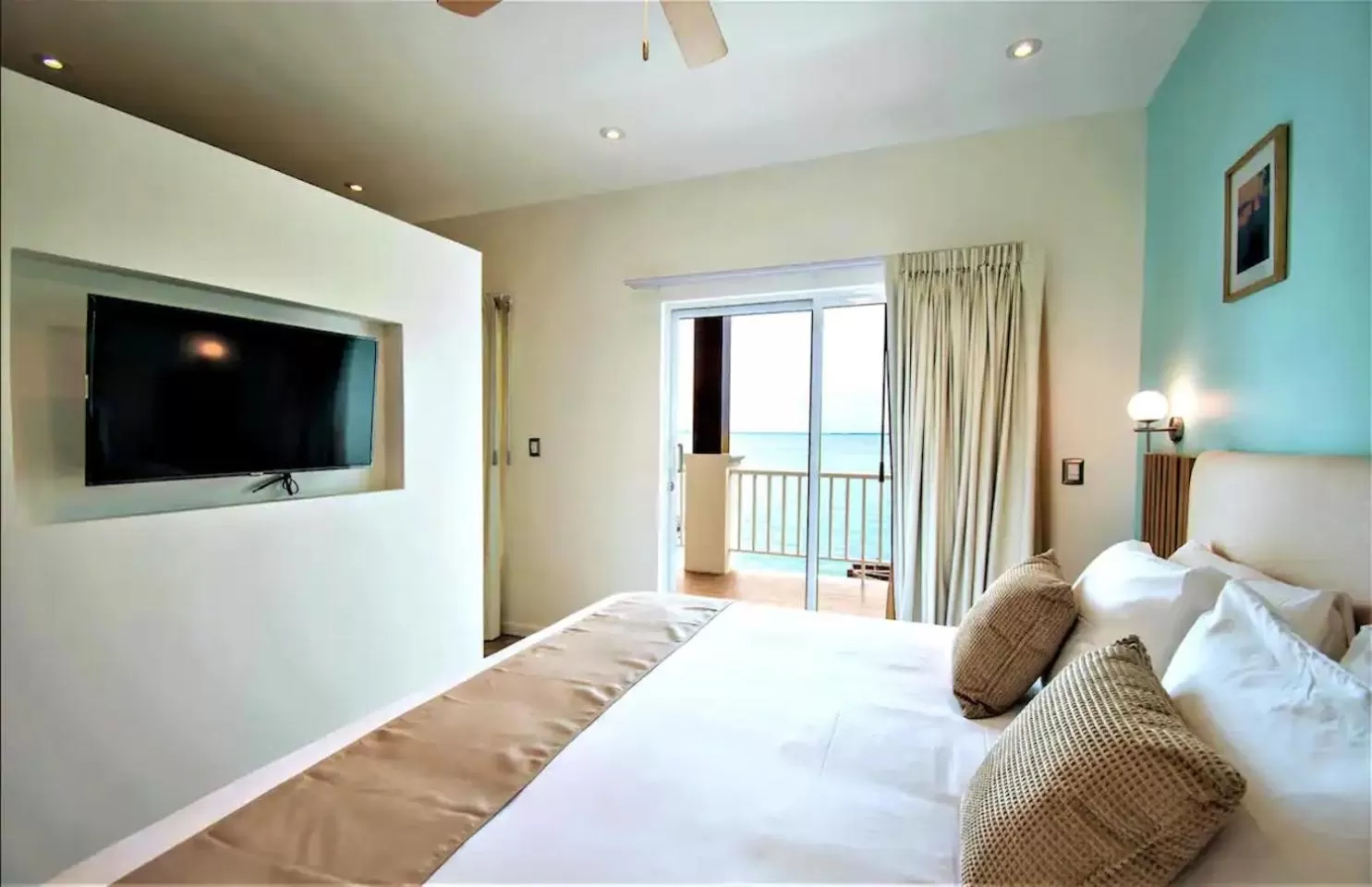 Bed in Ocean Suites Bartolome