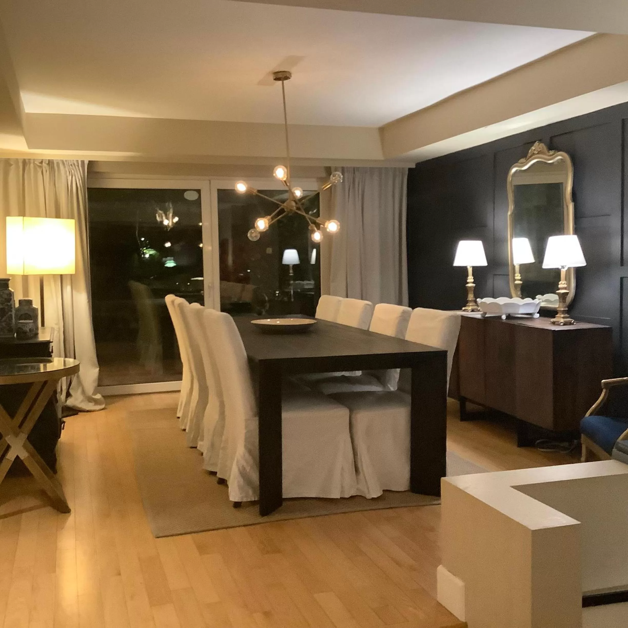 Dining area in Suite Smart Vancouver