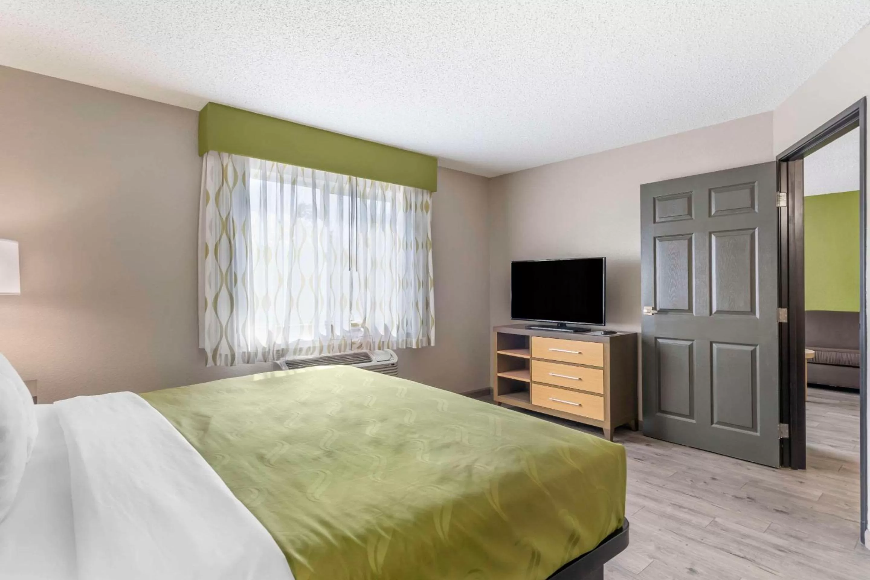 Communal lounge/ TV room, Bed in Quality Inn & Suites Delaware South