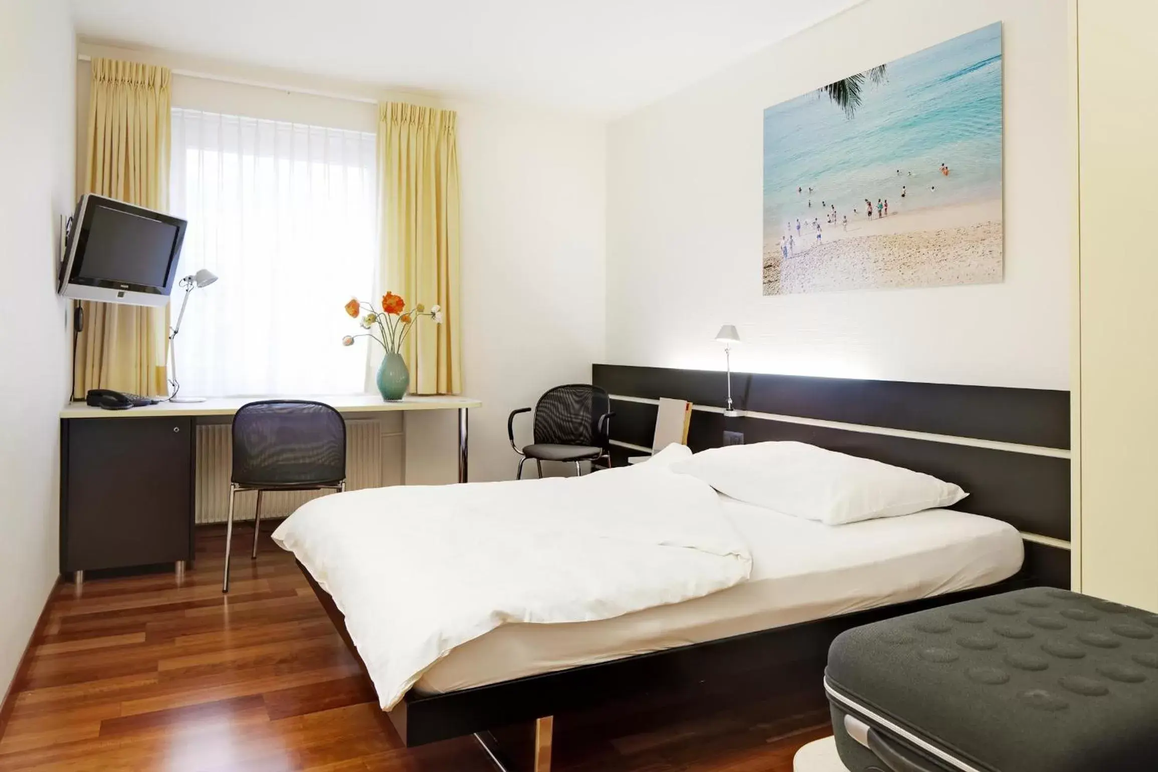 Economy Queen Double in Hotel du Commerce Economy Queen Double in Hotel du Commerce