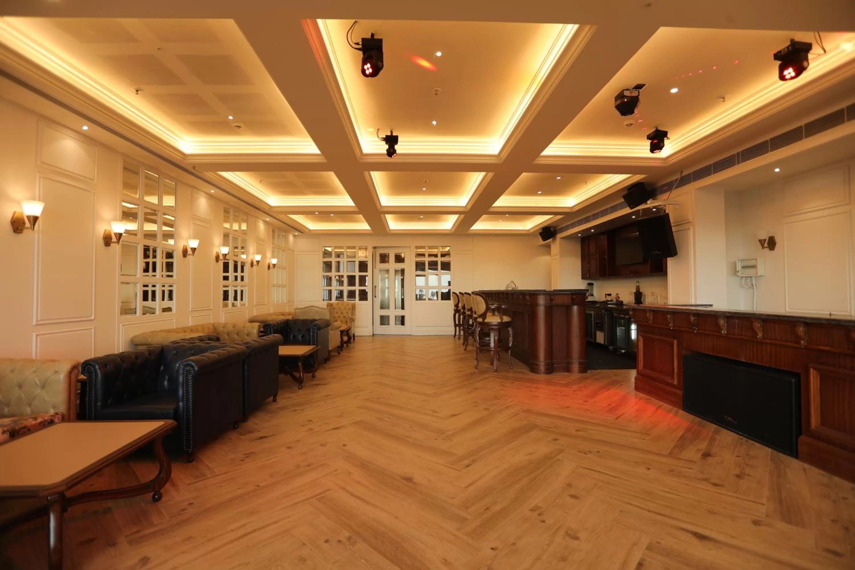 Lounge or bar in Fortune Select Forest Hill, Kasauli - Member ITC Hotels' Group