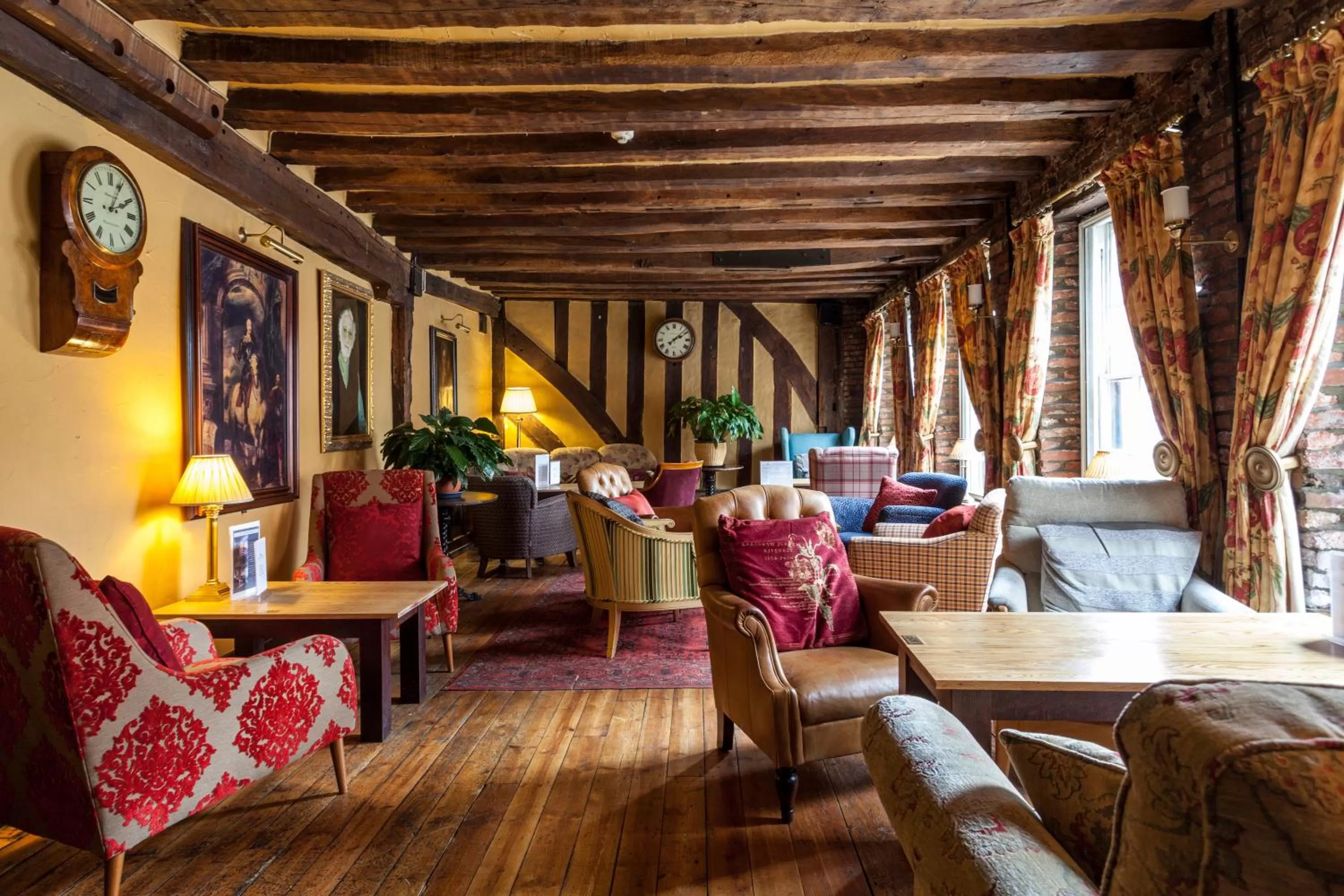 Lounge or bar in The Saracens Head Hotel