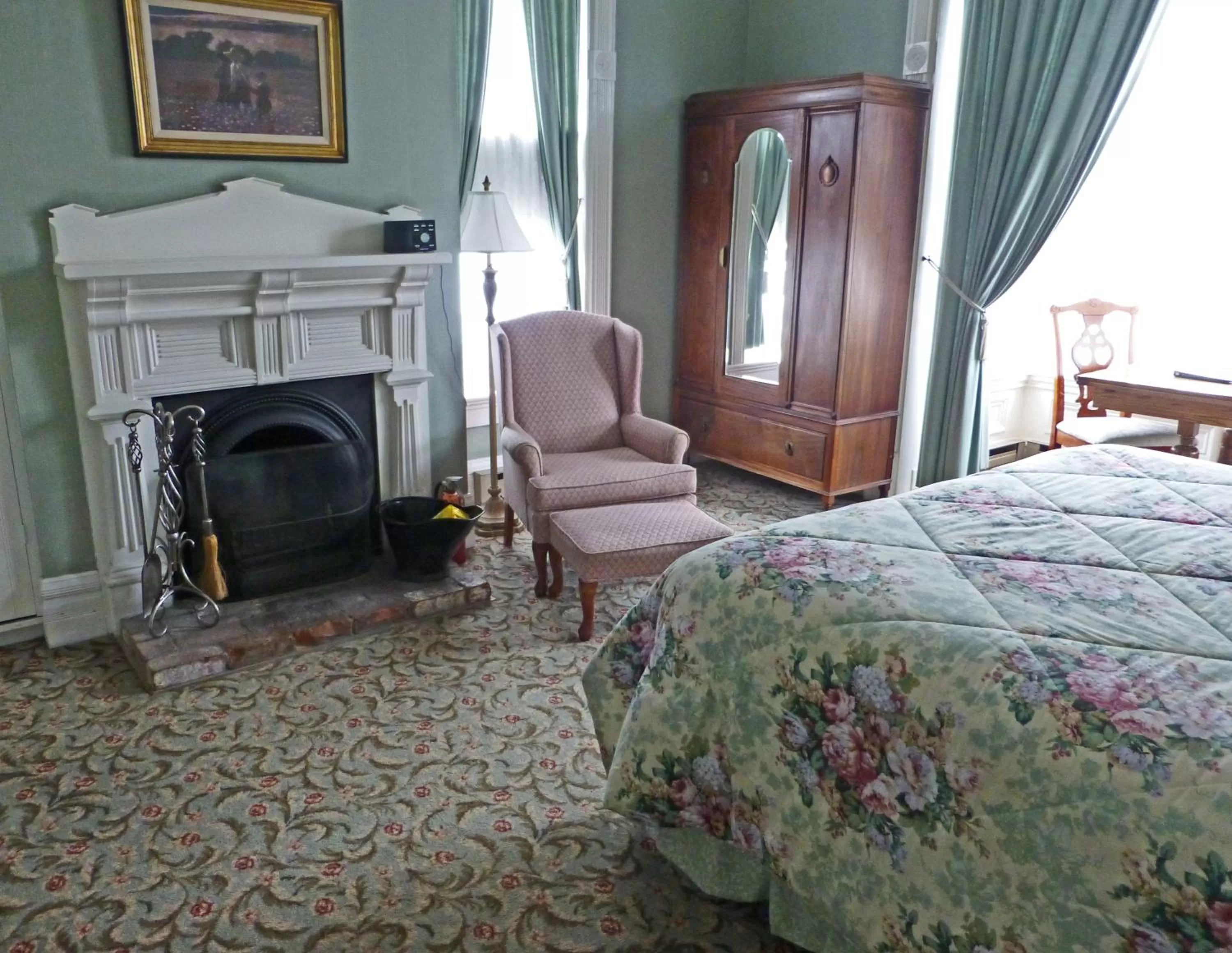 Photo of the whole room, Bed in Victorian Inn