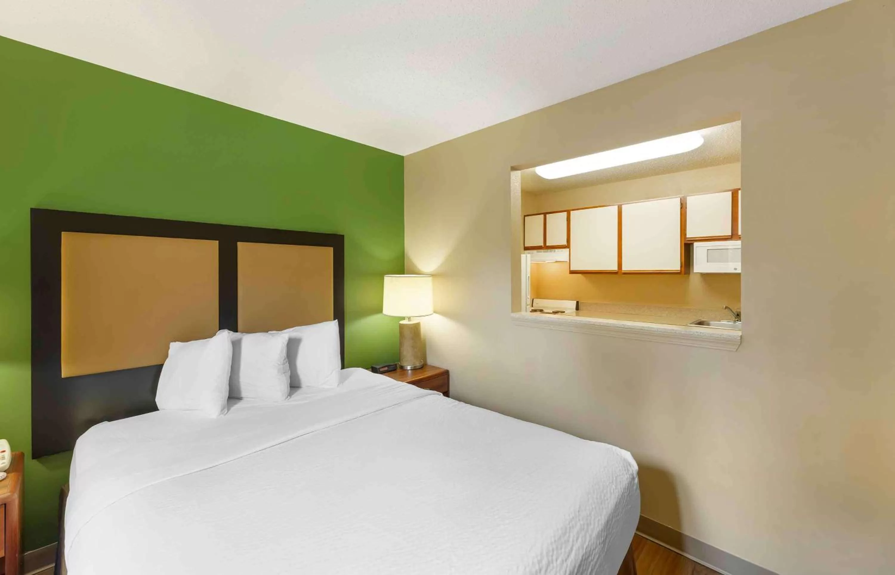 Bedroom, Bed in Extended Stay America Suites - Cleveland - Great Northern Mall