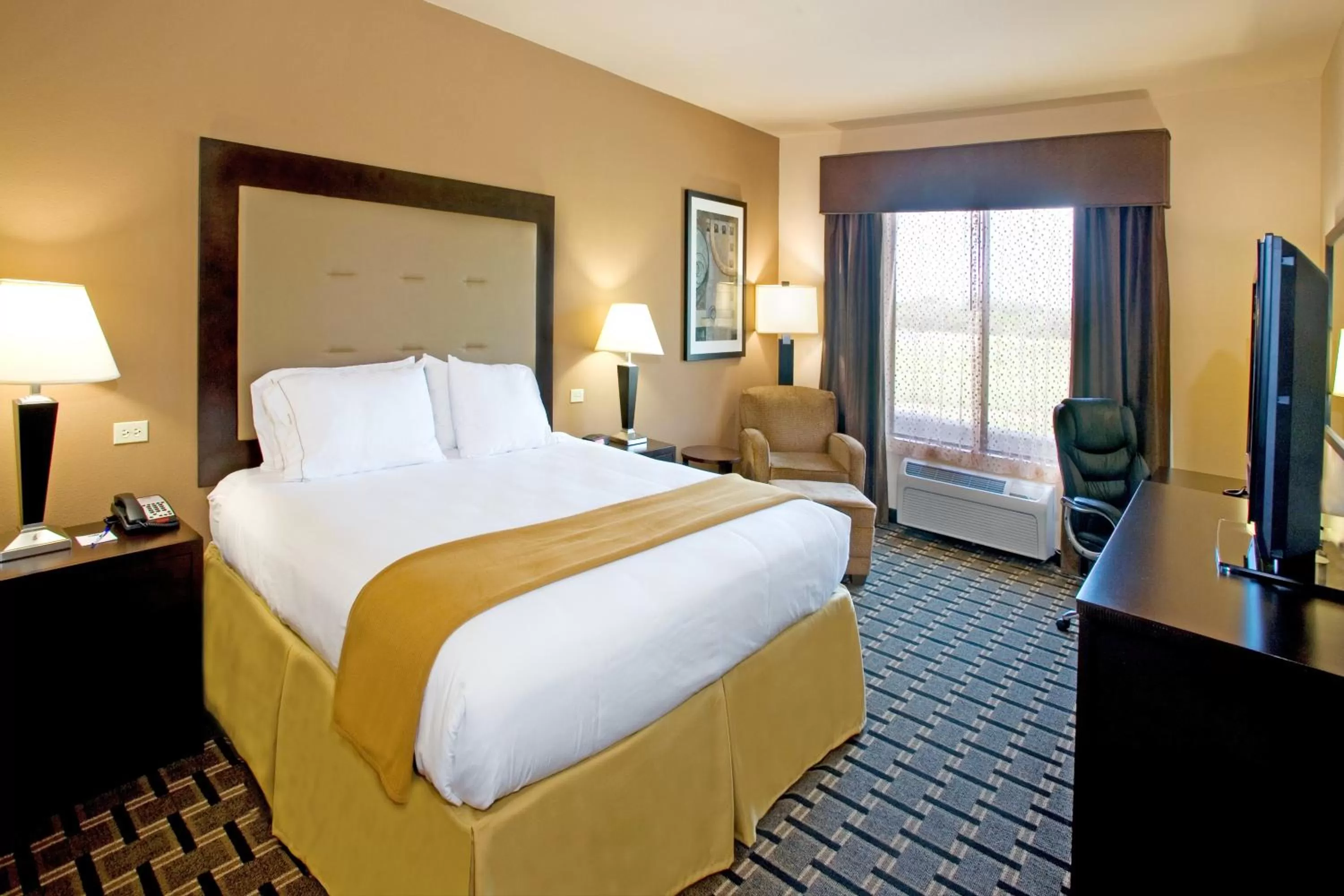 Photo of the whole room, Bed in Holiday Inn Express and Suites Beeville by IHG