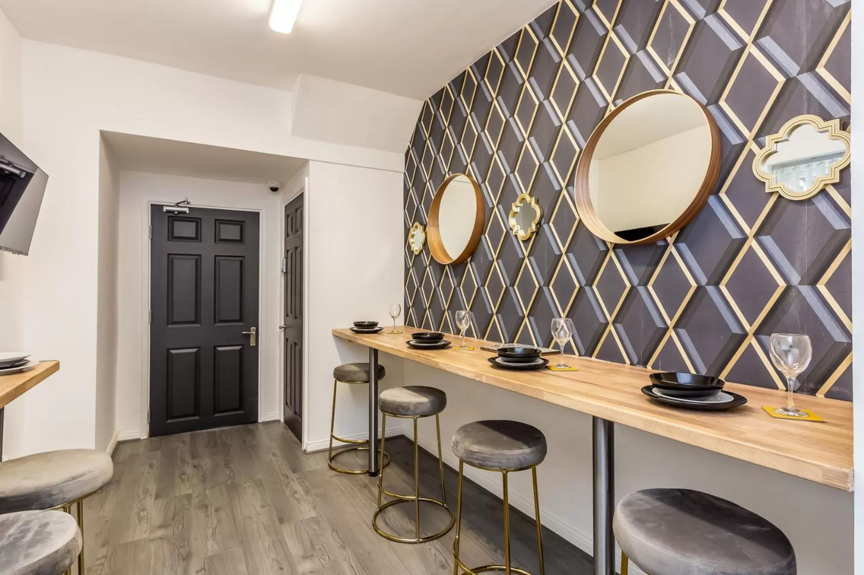 Dining area, Kitchen/Kitchenette in Comfy-Stays - Lower Ocean Road