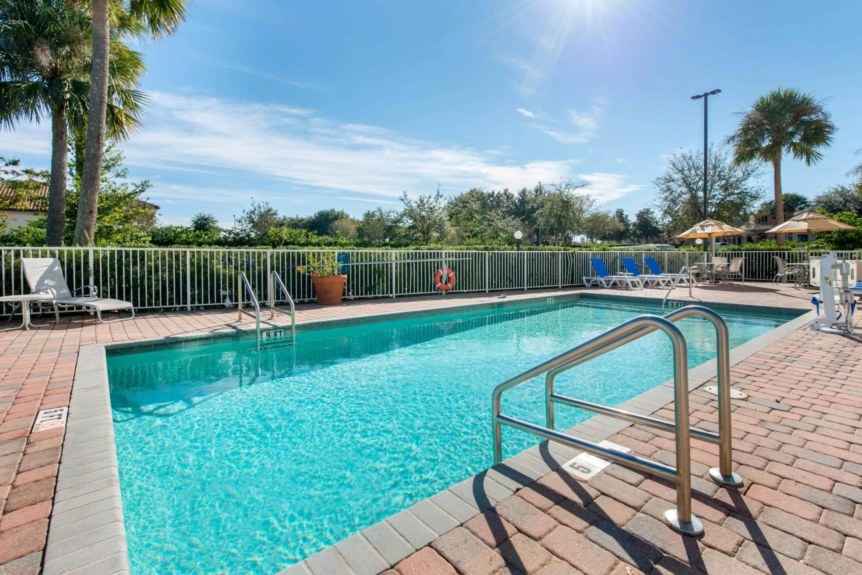 Swimming pool in Comfort Inn & Suites Tavares North