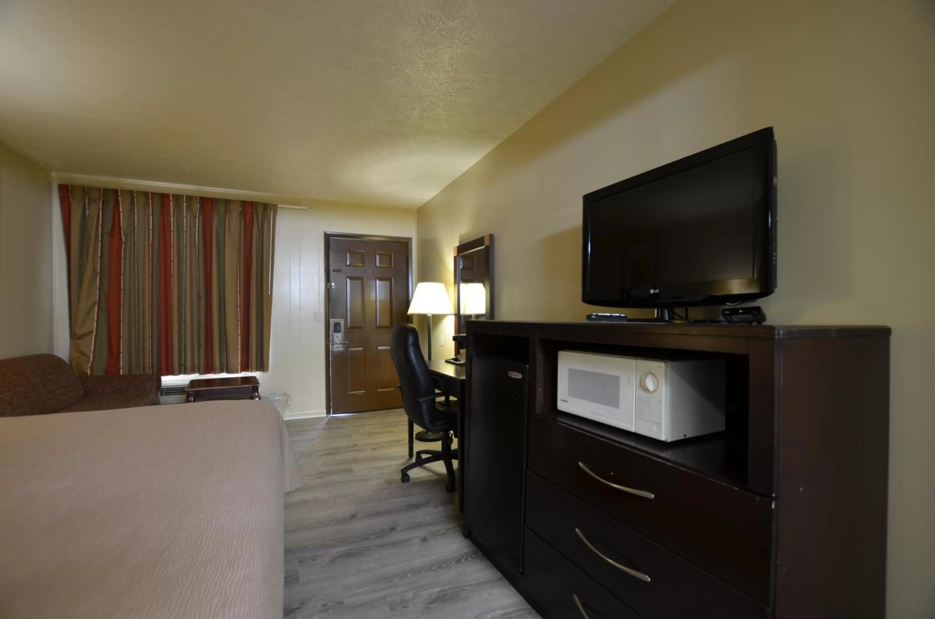 Bedroom, Bed in Travelowes Motel - Maggie Valley