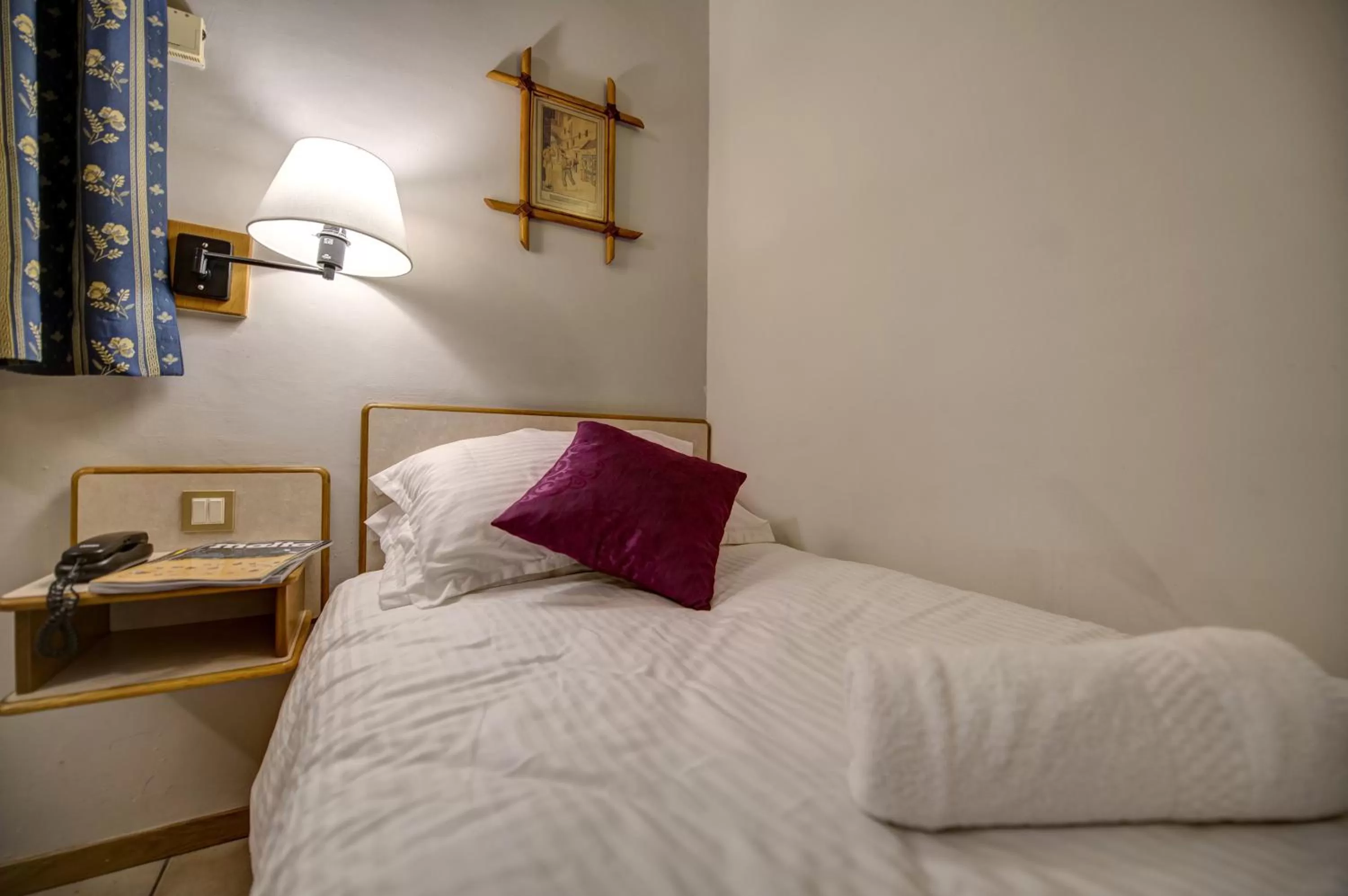TV and multimedia, Bed in Sliema Chalet Hotel