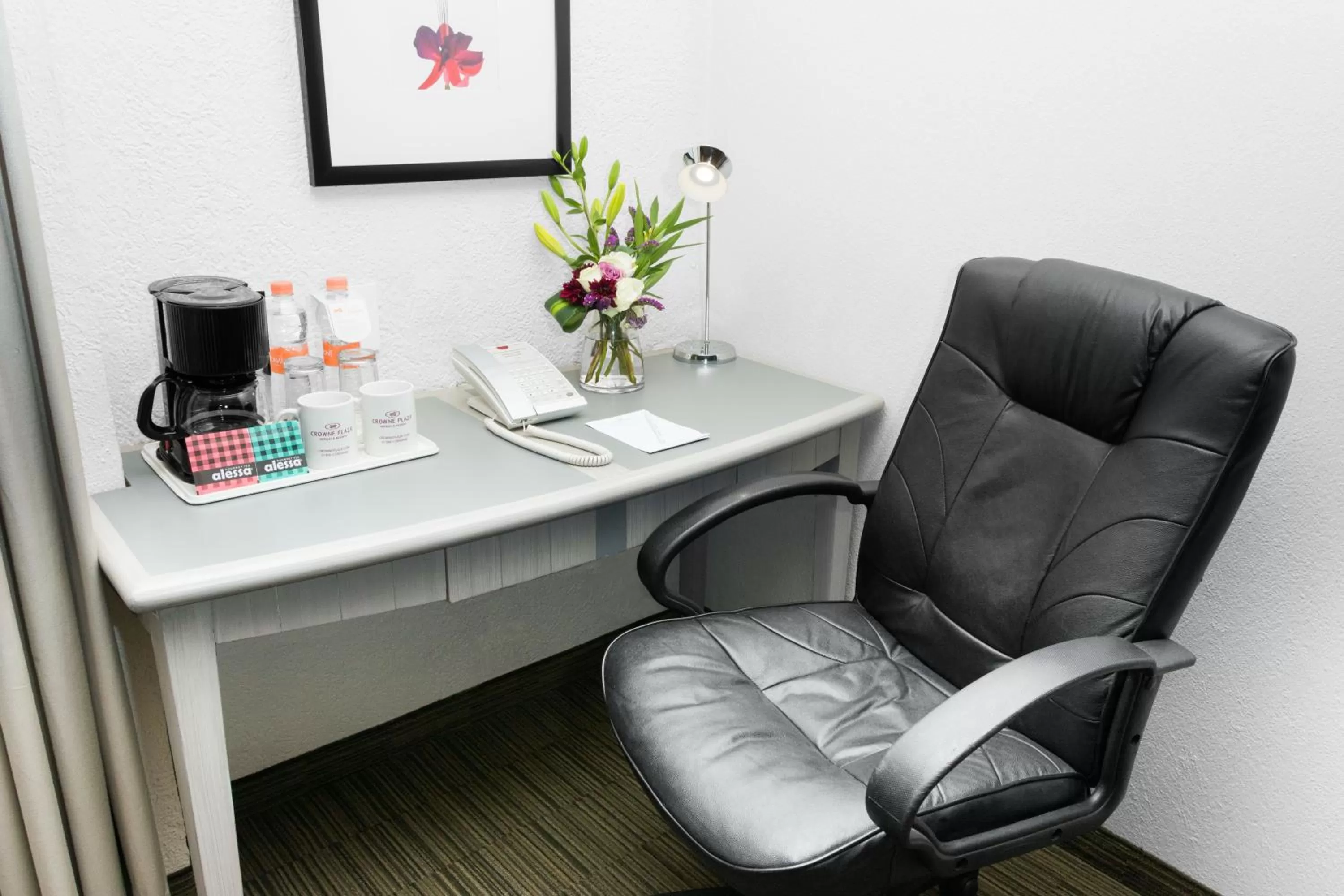 Coffee/tea facilities in Crowne Plaza Toluca - Lancaster by IHG