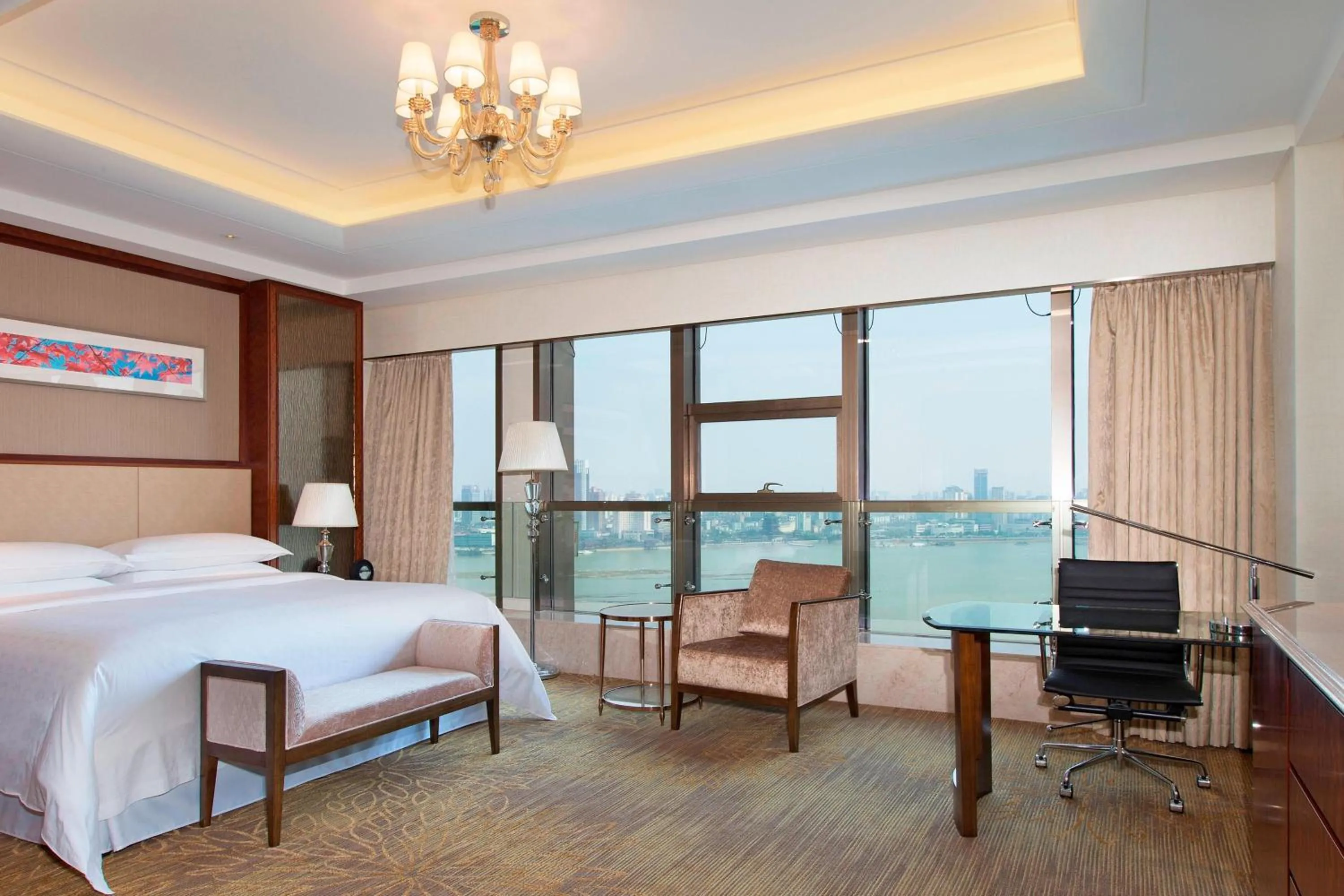 Photo of the whole room, Bed in Sheraton Nanchang Hotel