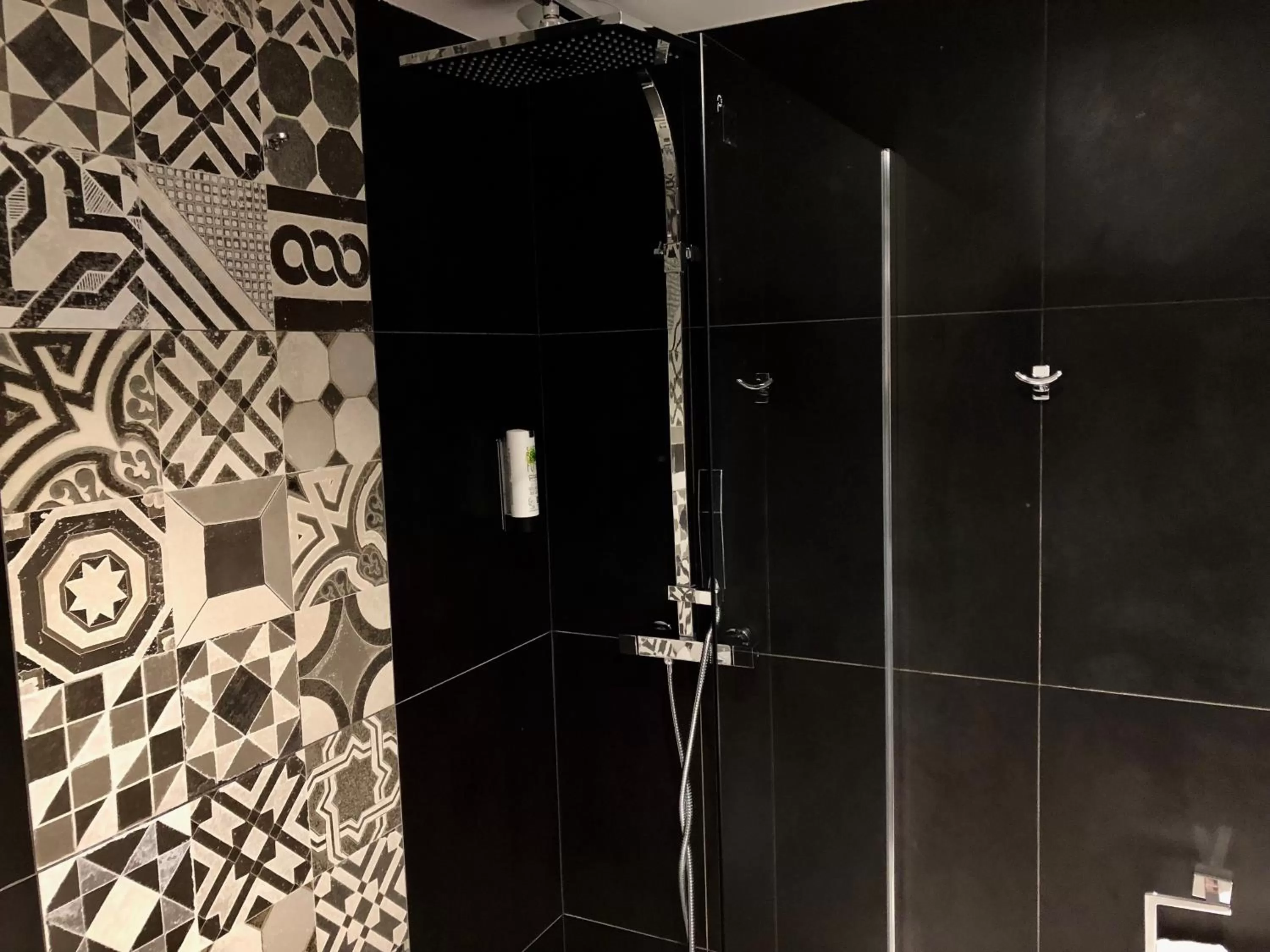 Shower in Best Western Empire Elysees