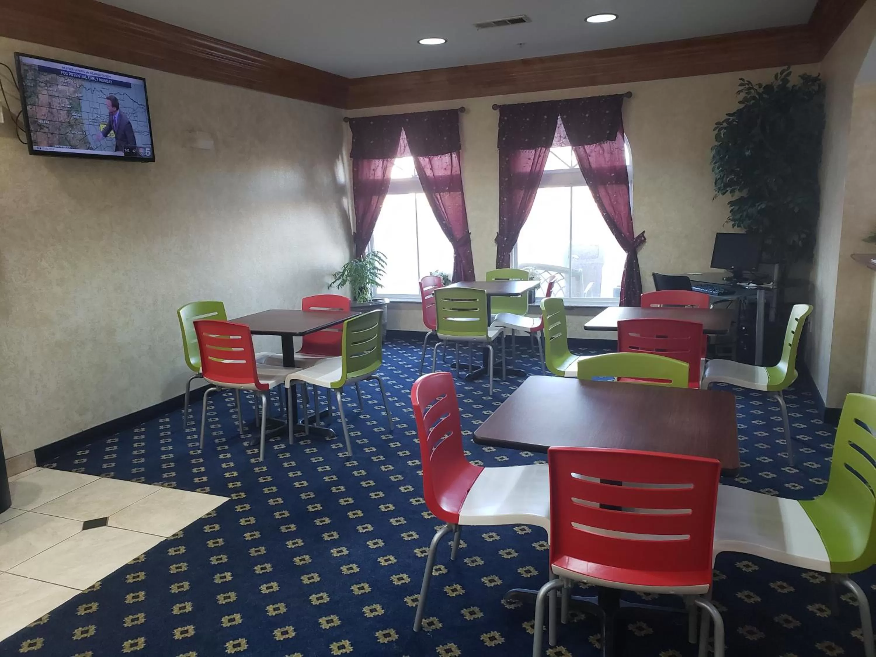 Restaurant/places to eat in Days Inn & Suites by Wyndham Cleburne TX