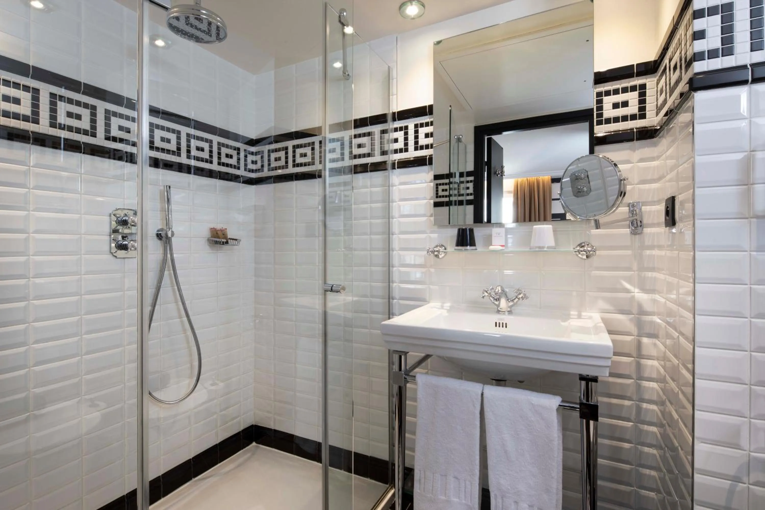 Shower in Hotel Monsieur & Spa