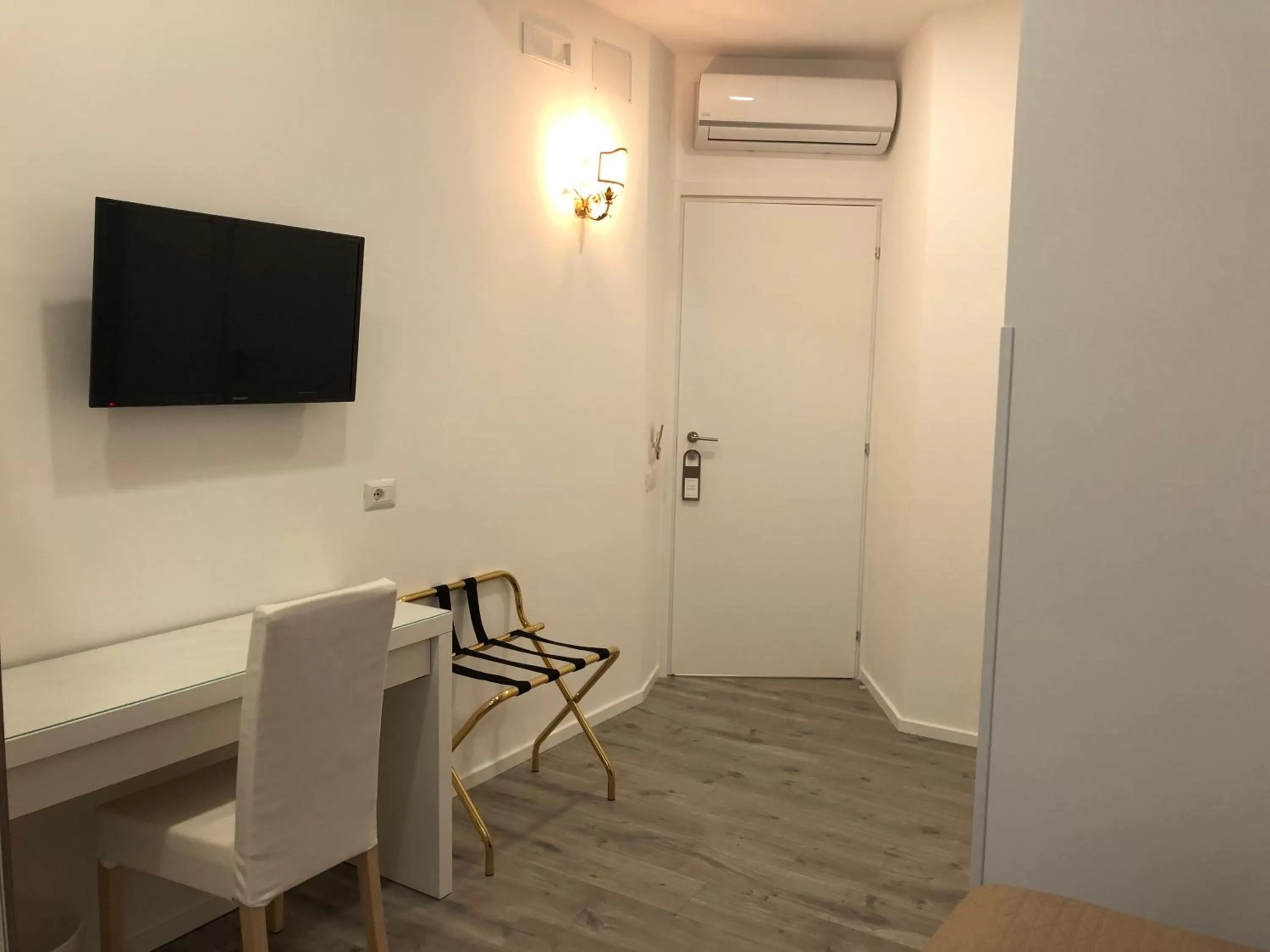 TV and multimedia, TV/Entertainment Center in b&b don Mimì