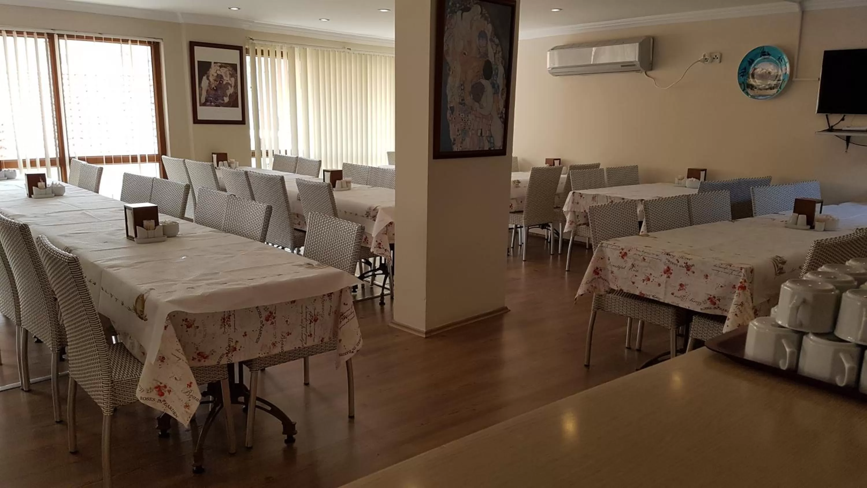 Restaurant/places to eat in Hotel Crowded House