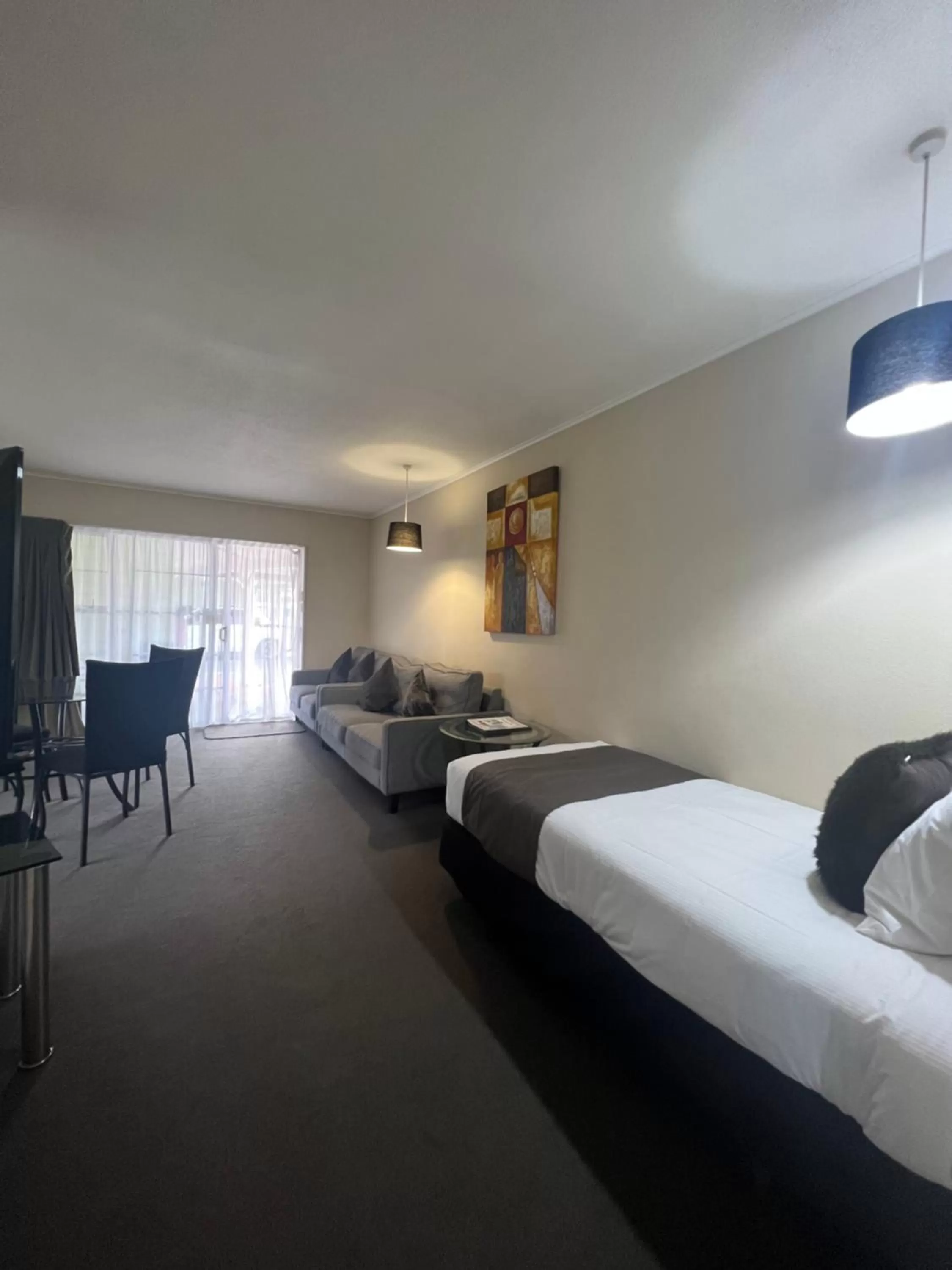 Living room, Bed in ASURE Green Gables Motel