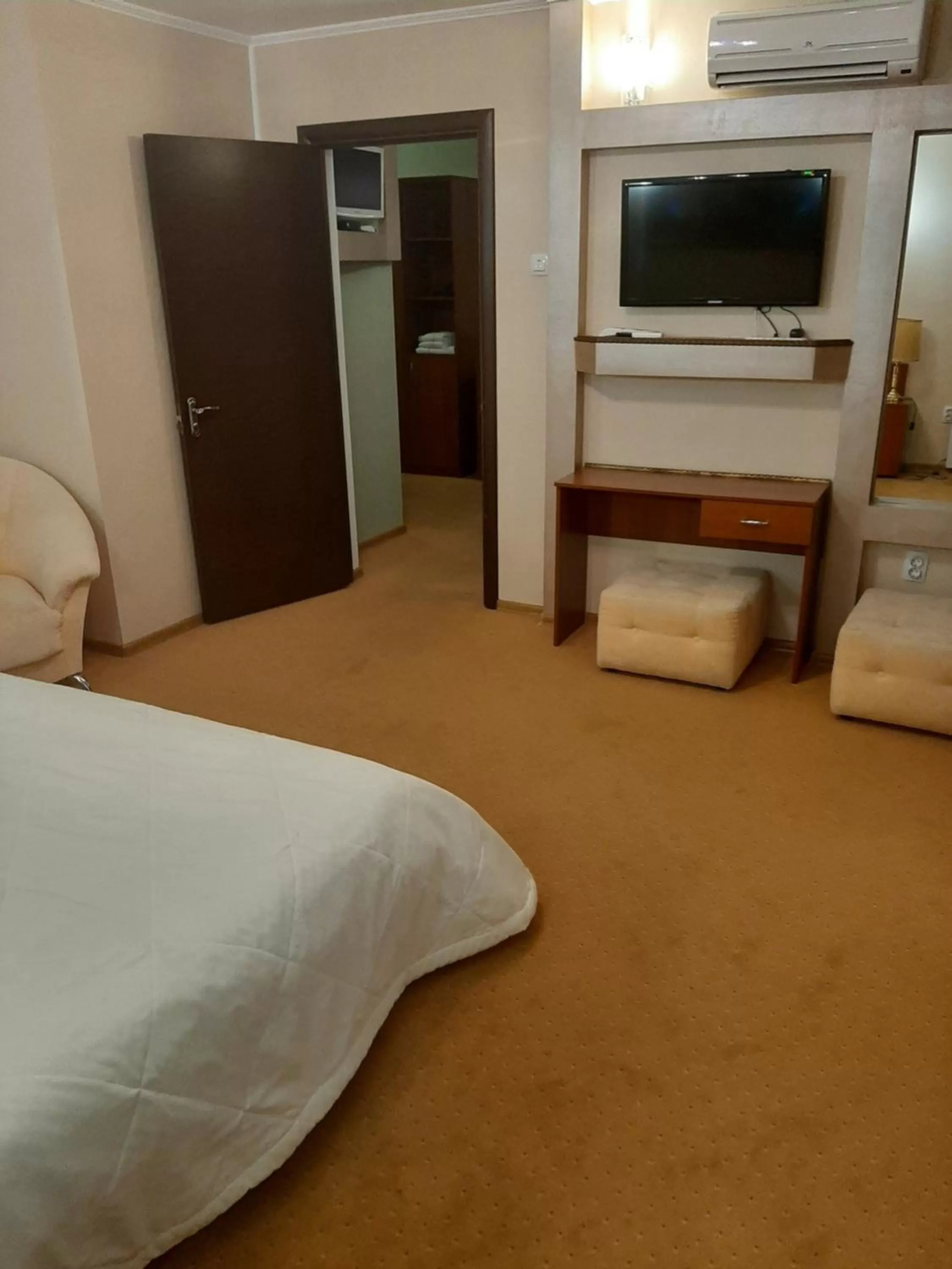 TV and multimedia, TV/Entertainment Center in Stara Vezha Hotel