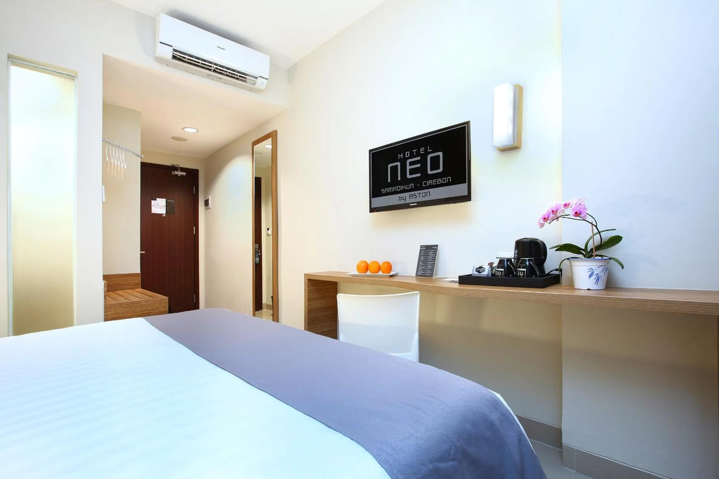TV and multimedia, Bed in Hotel NEO Cirebon by ASTON
