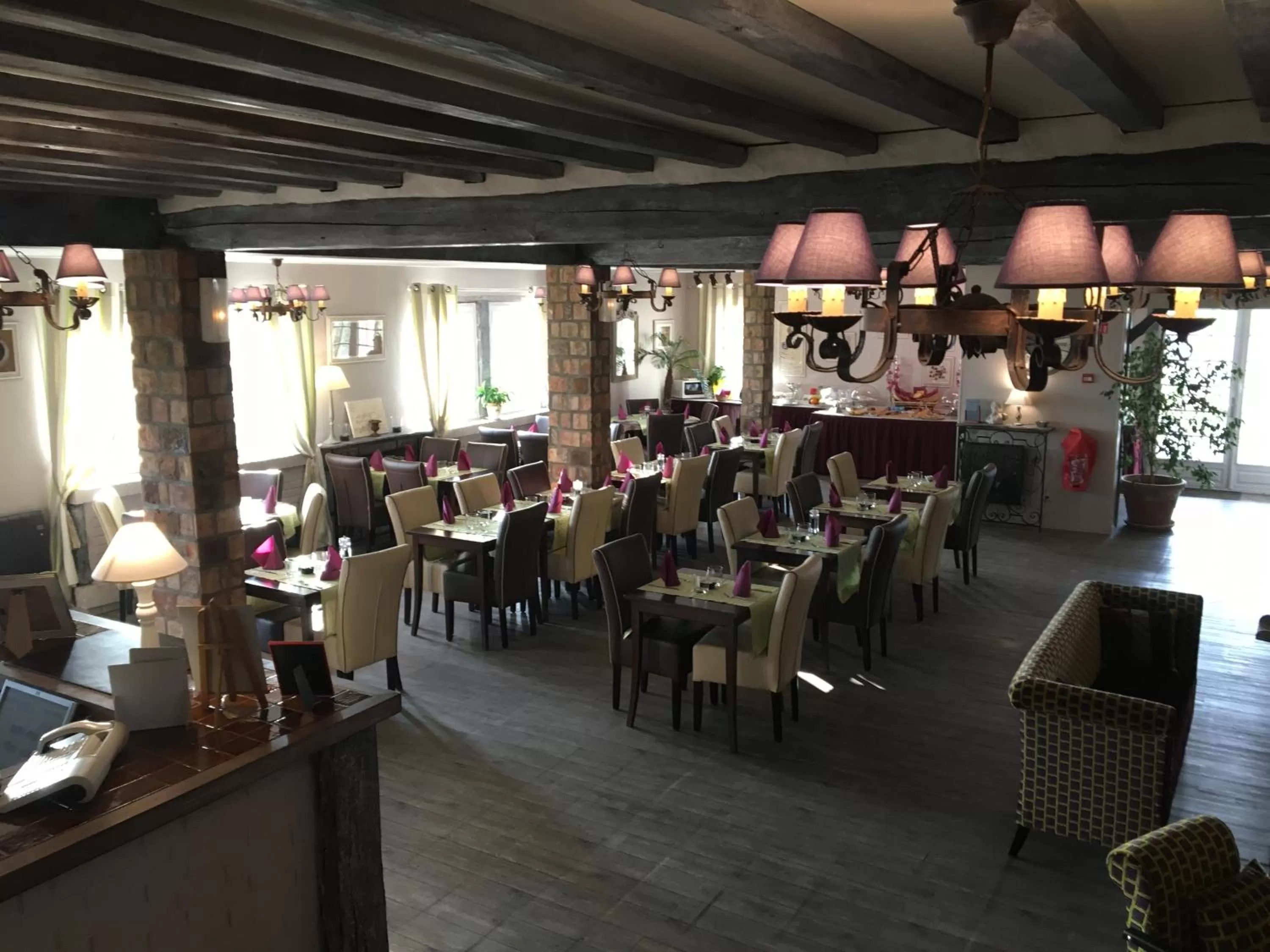 Restaurant/places to eat in Logis Hôtel Les Nymphéas