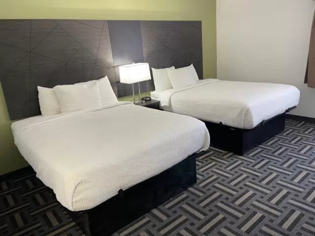 Photo of the whole room, Bed in La Quinta Inn and Suites by Wyndham Cincinnati North