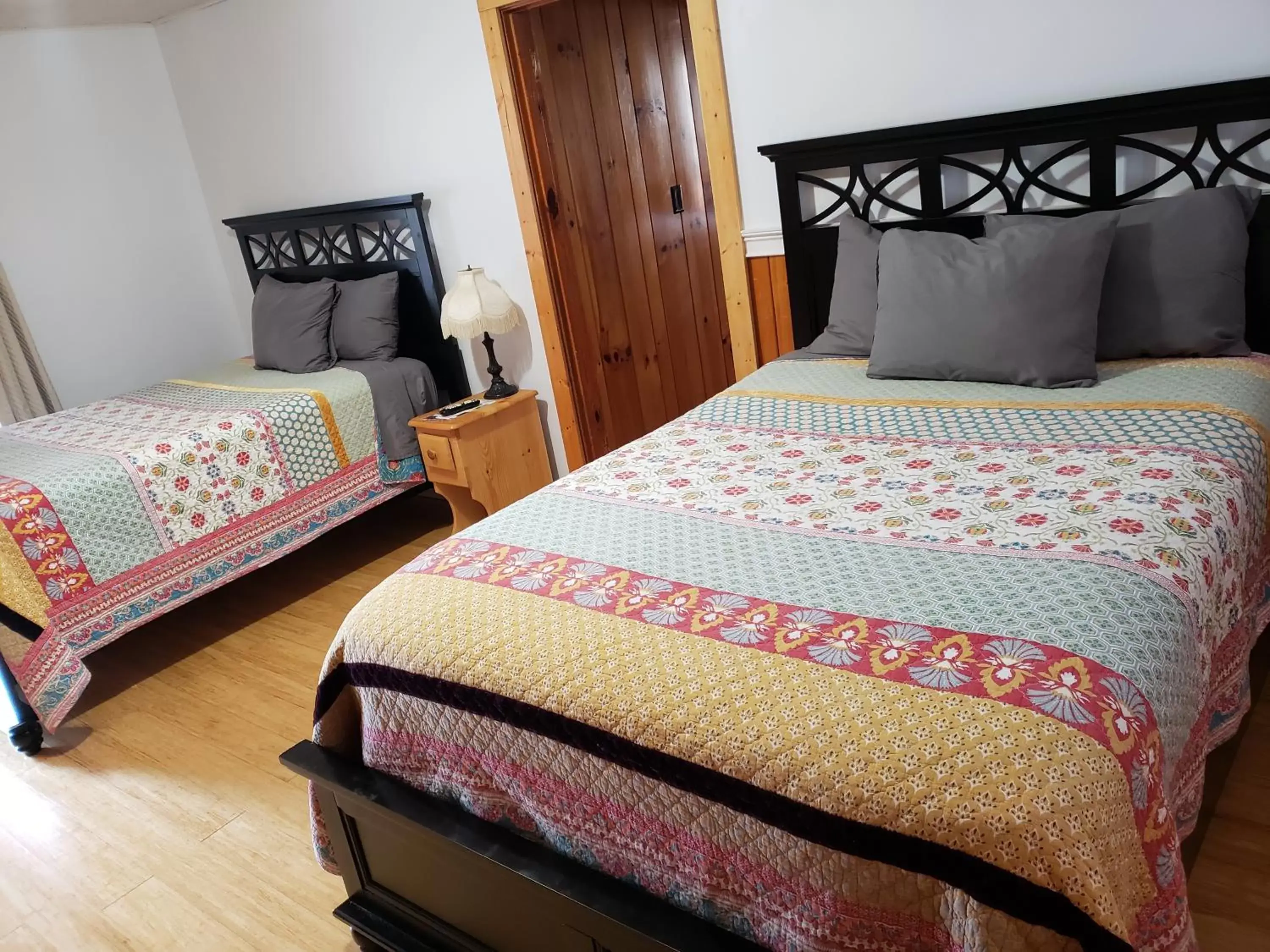 Superior Family Room - Two-Bedrooms with Three Double Beds in Marshall's Creek Rest Motel Superior Family Room - Two-Bedrooms with Three Double Beds in Marshall's Creek Rest Motel