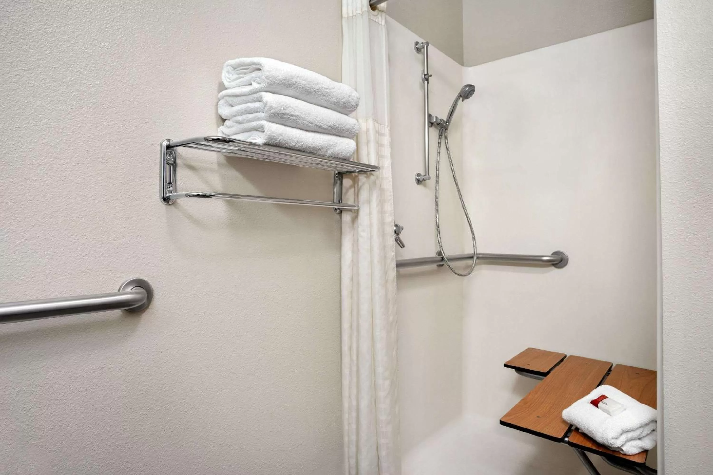 Deluxe Queen Room - Mobility Access/Non-Smoking in Travelodge by Wyndham Yuma