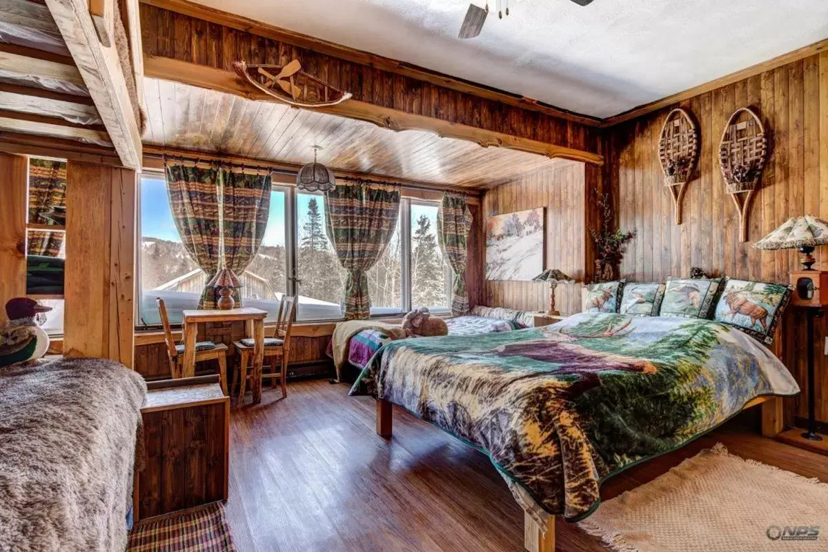 Quad Room with Private Bathroom in Le Gîte Ambrelane Quad Room with Private Bathroom in Le Gîte Ambrelane