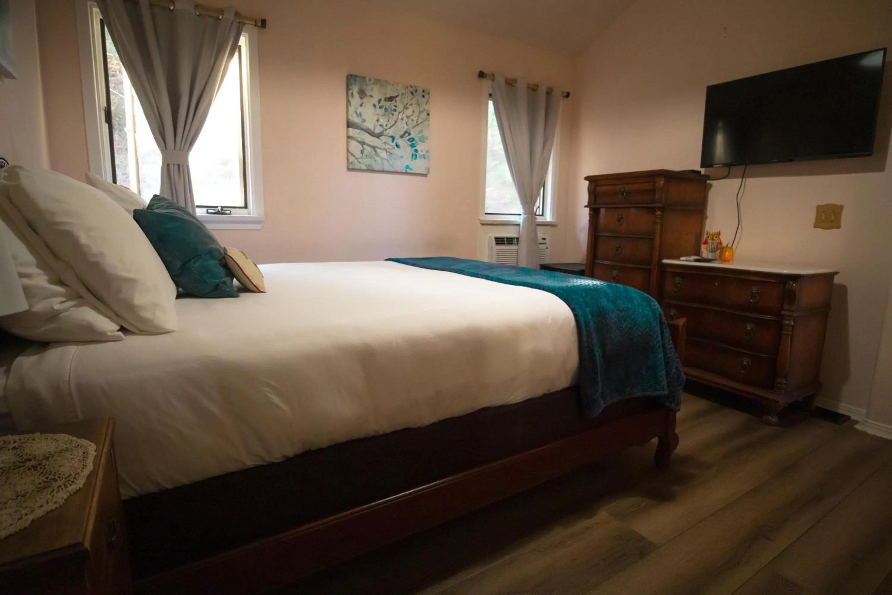 Bedroom, Bed in Tucker Peak Lodge
