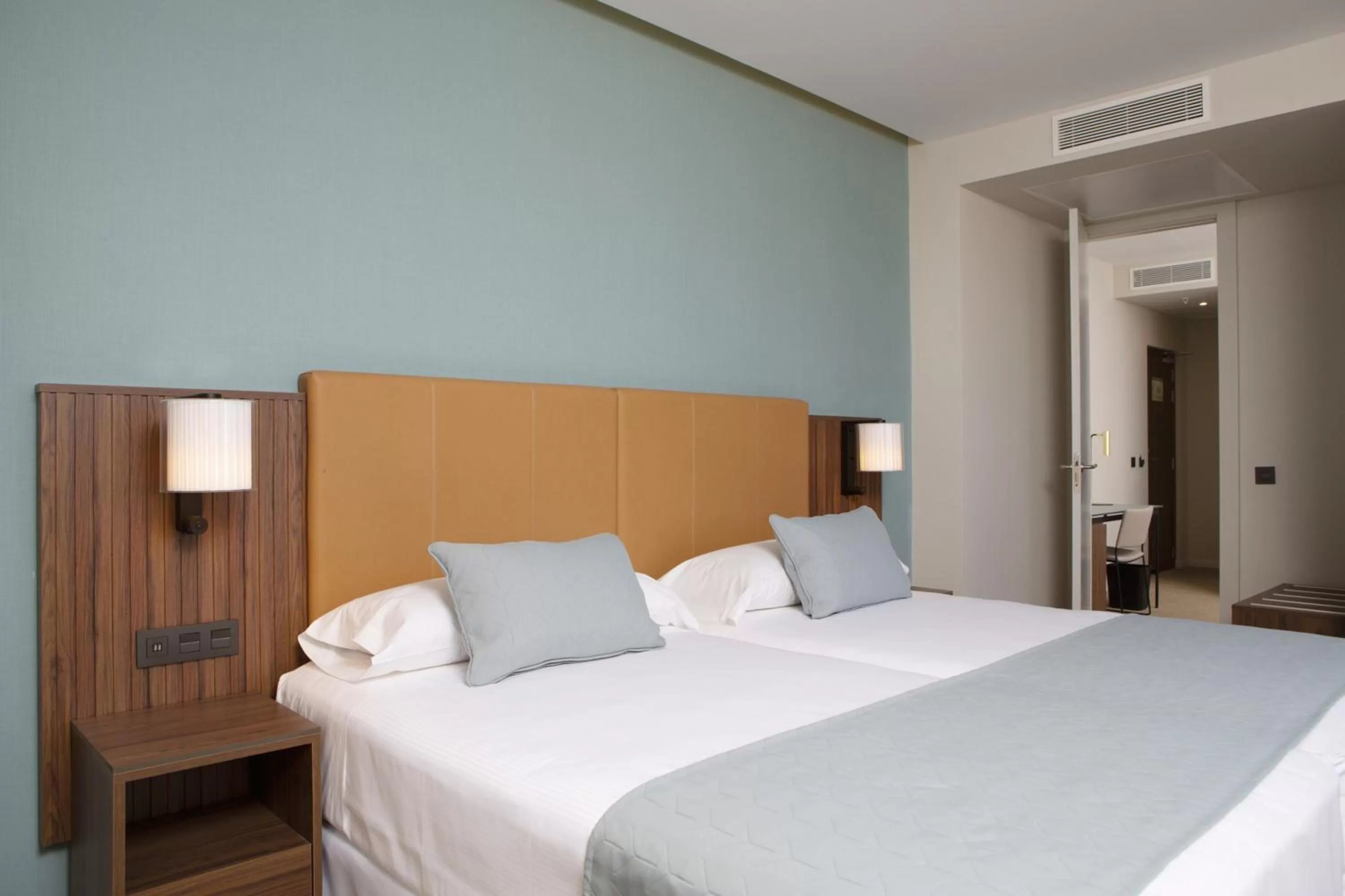 Photo of the whole room, Bed in Riu Plaza España