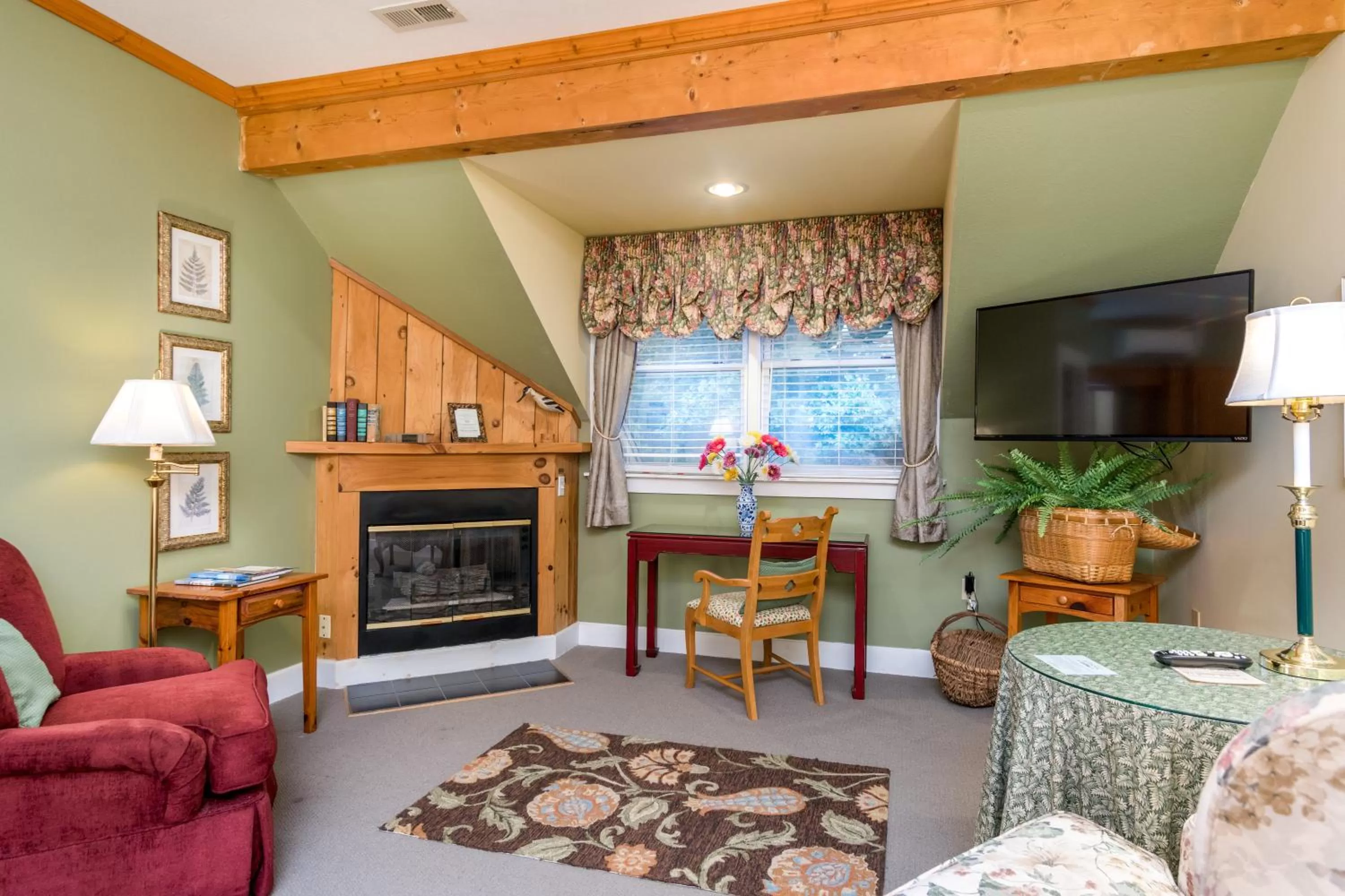 TV and multimedia in Highland Lake Inn & Resort - Flat Rock