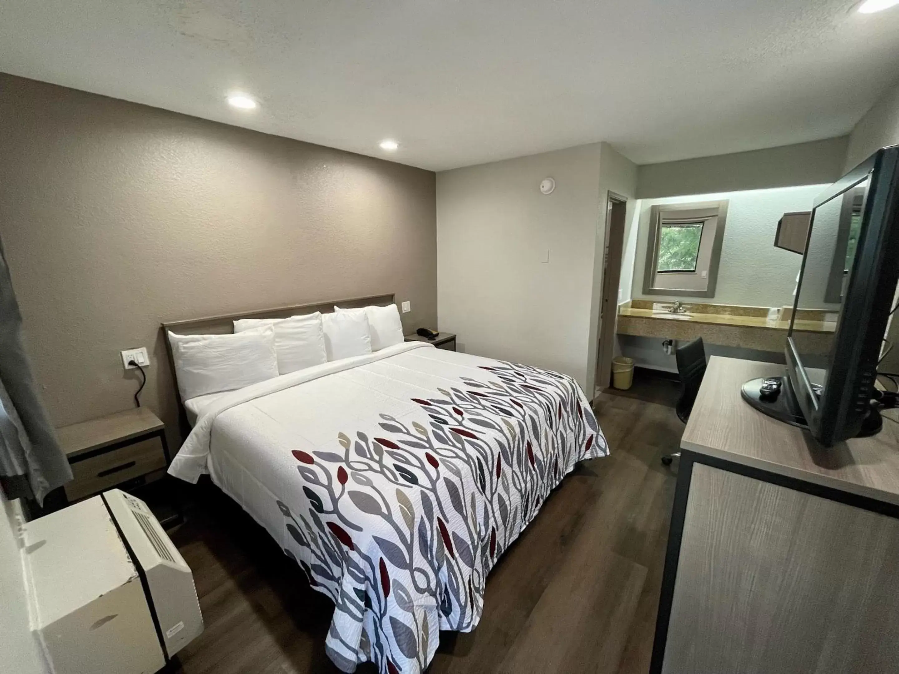 Standard King Room Smoking Renovated in Red Roof Inn Lafayette, LA Standard King Room Smoking Renovated in Red Roof Inn Lafayette, LA