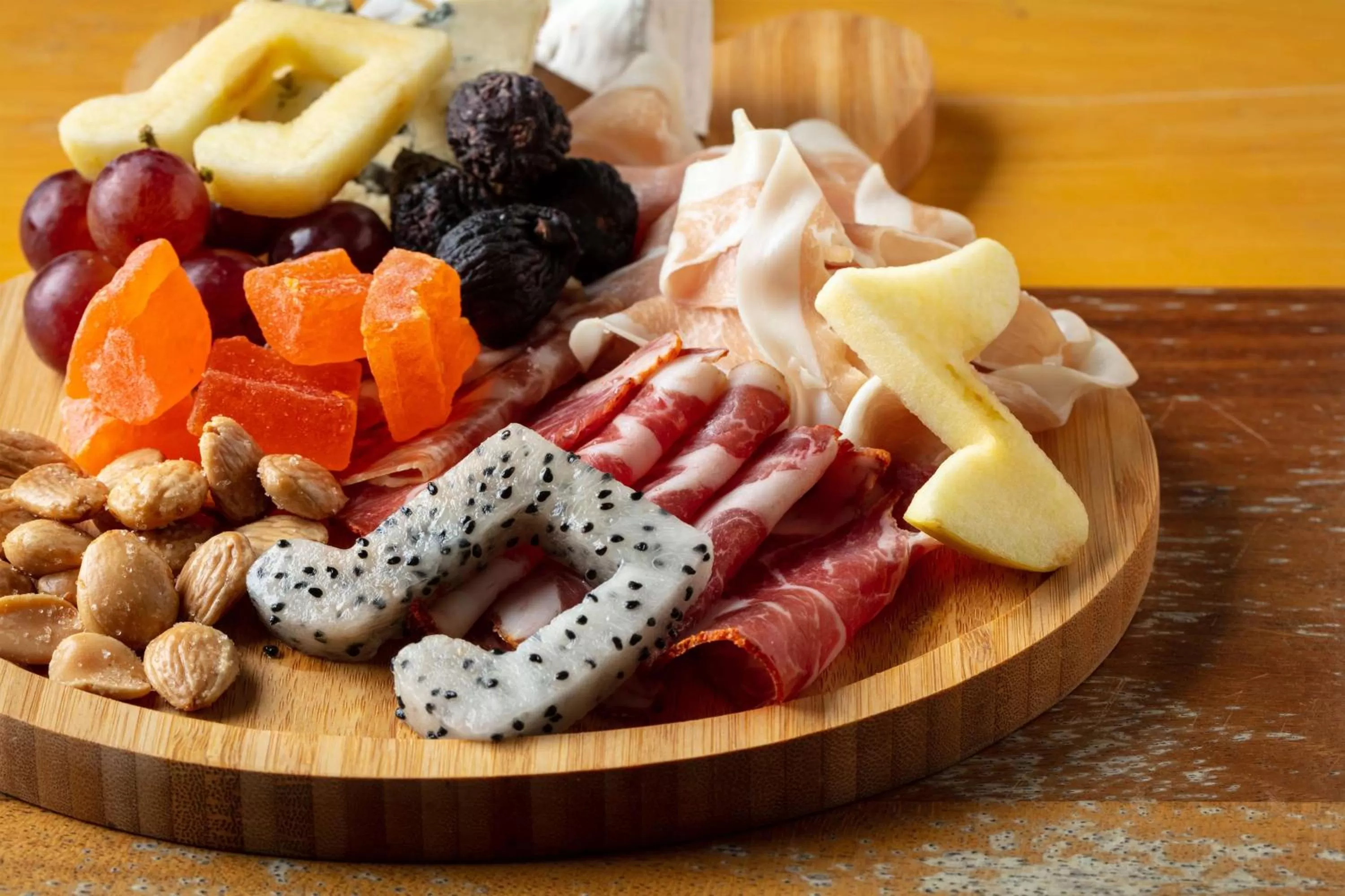 Restaurant/places to eat in The Waterfront Beach Resort, A Hilton Hotel