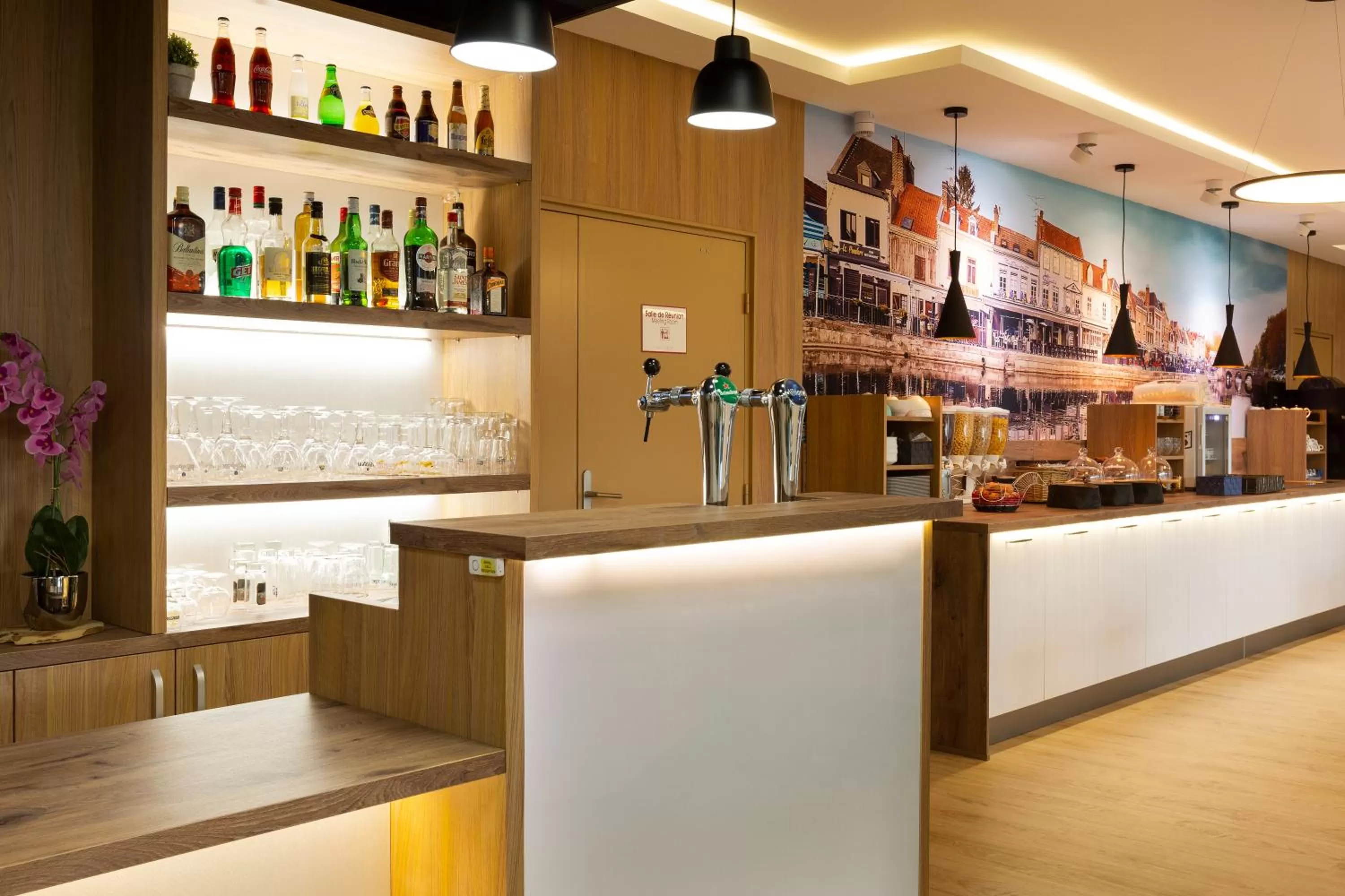 Lounge or bar in Brit Hotel Confort Amiens
