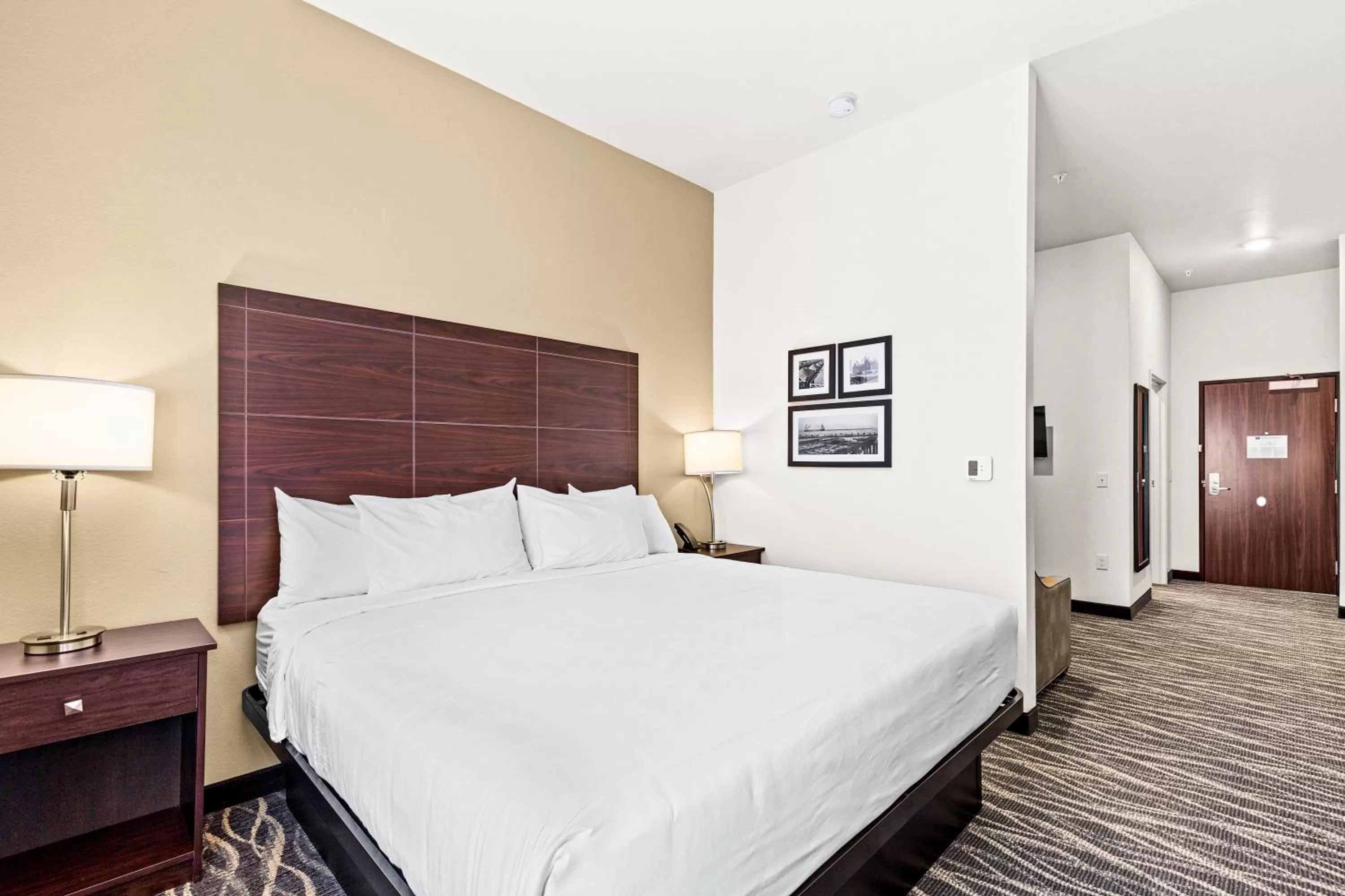 Bed in Cobblestone Hotel & Suites - Superior Duluth