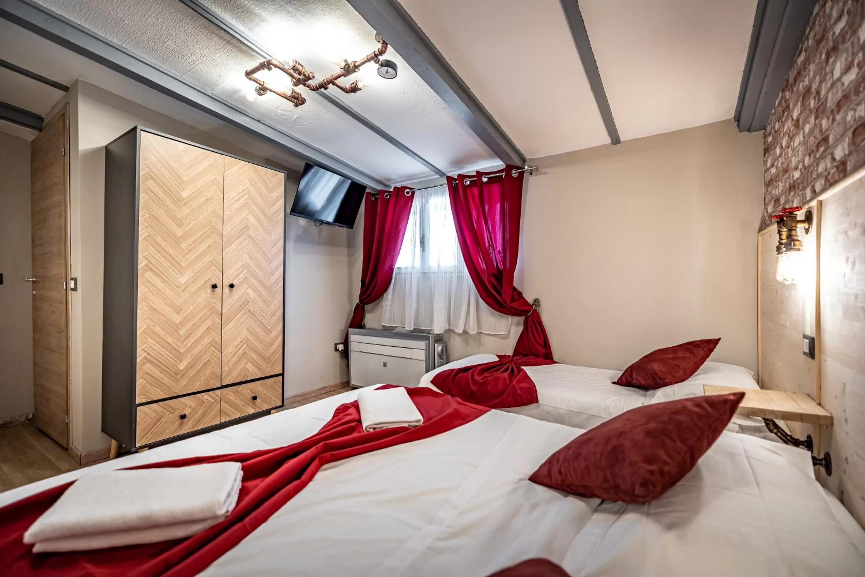 Bedroom, Bed in HOTEL VENETO con accesso ZTL