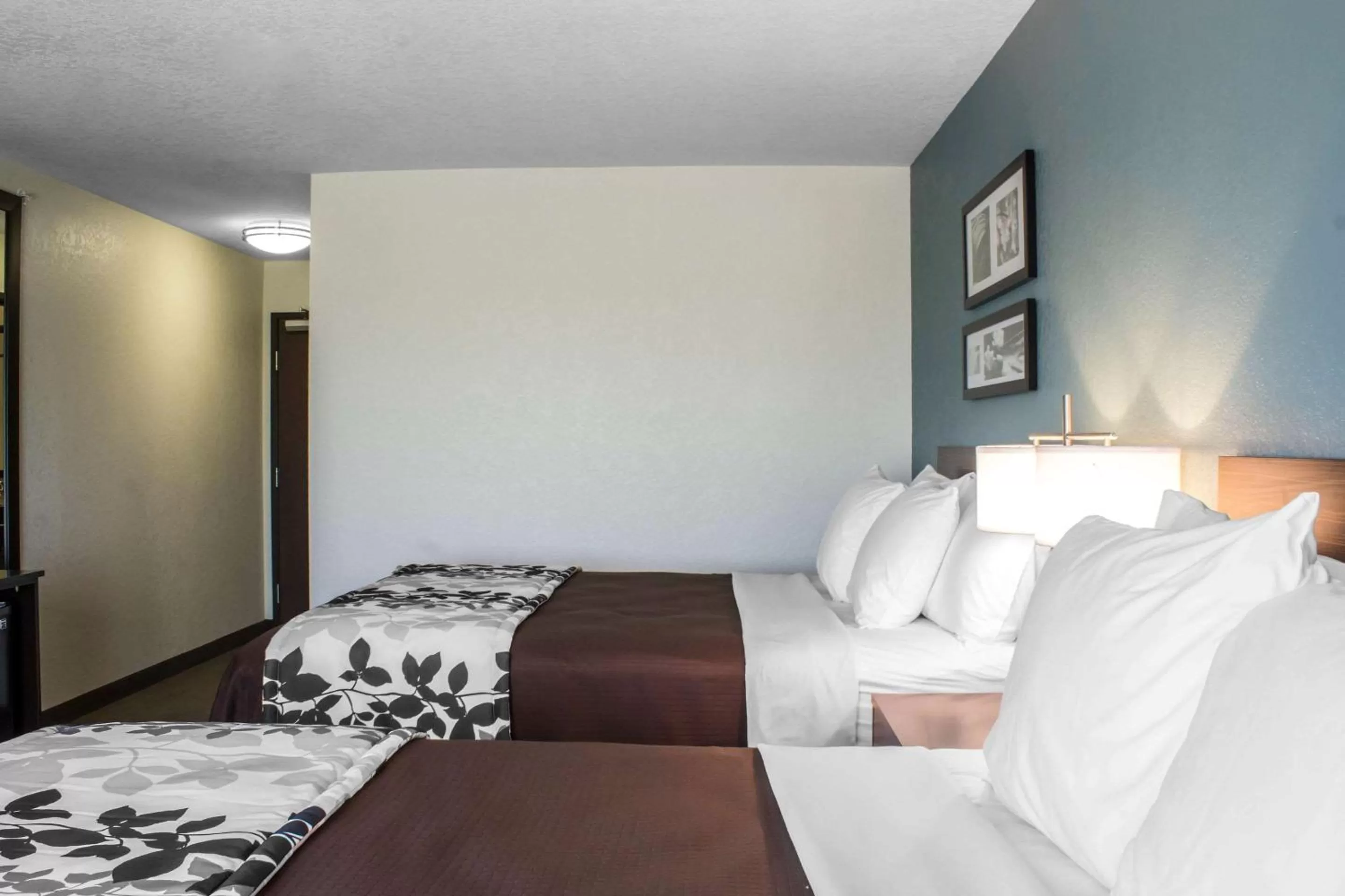 Photo of the whole room, Bed in Sleep Inn & Suites Fort Dodge