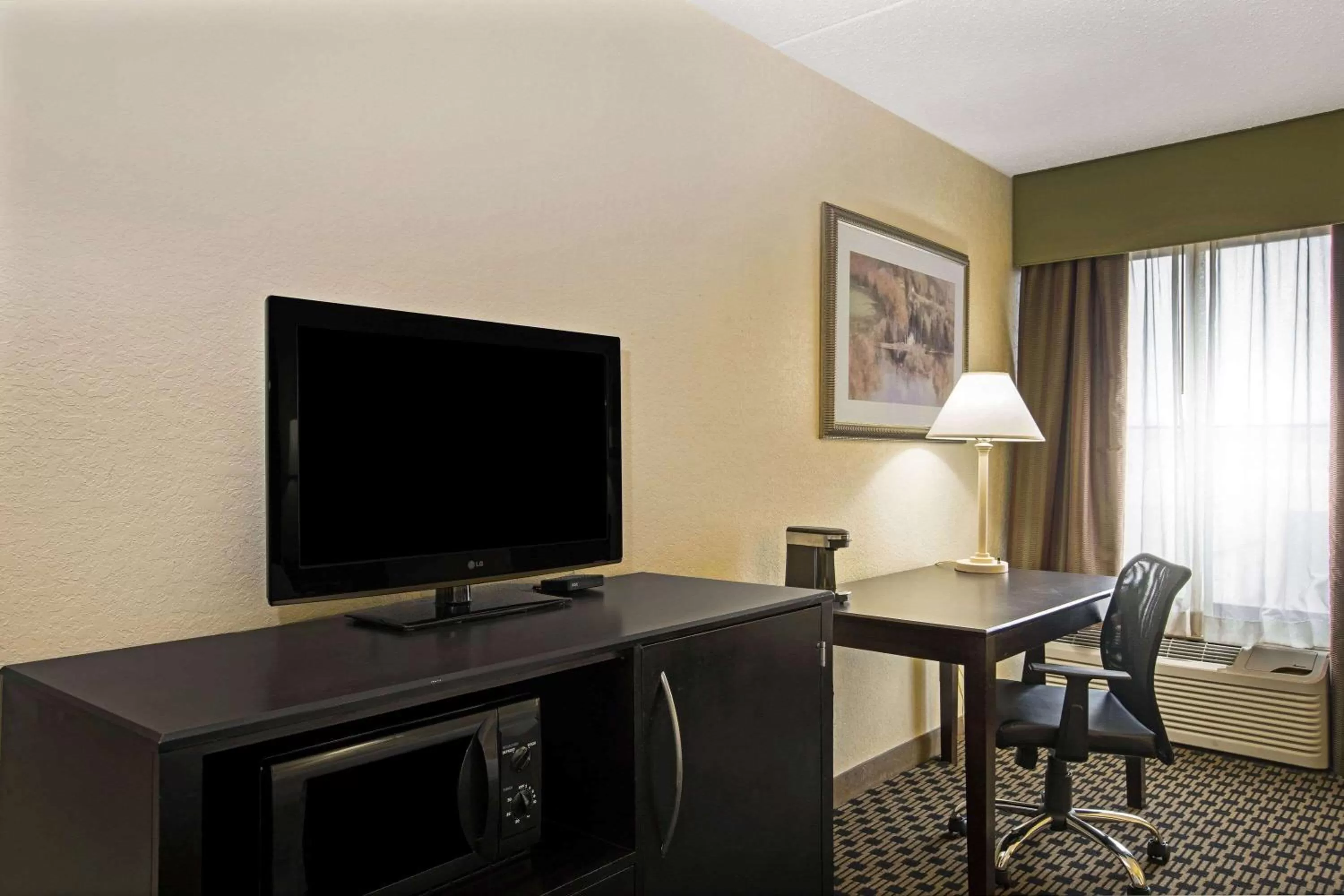 Photo of the whole room in La Quinta by Wyndham Salina