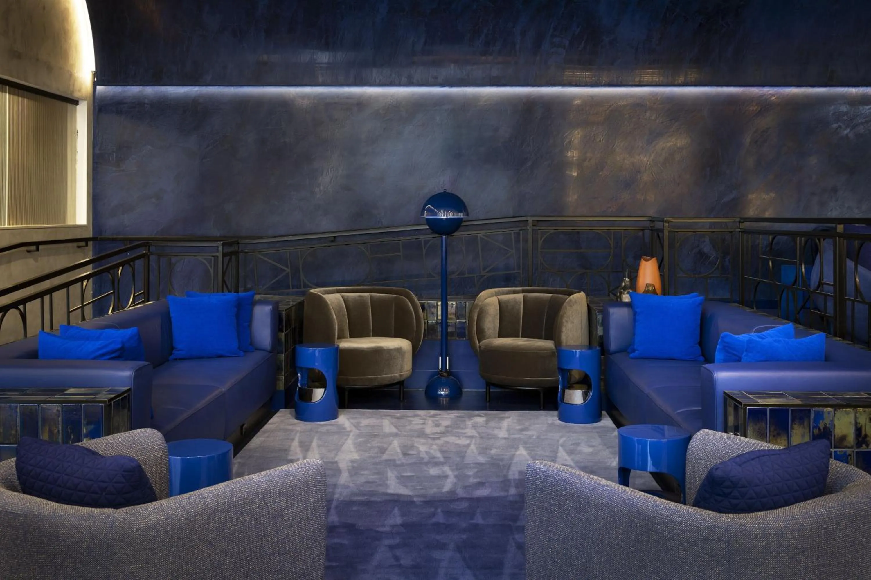 Lounge or bar in Cascade Hotel, Kansas City, a Tribute Portfolio Hotel