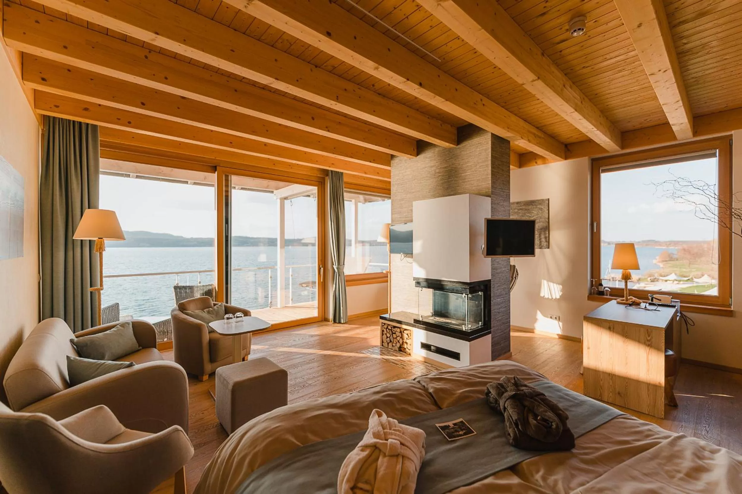 Luxury Suite with Balcony and Lake View - single occupancy in Insel der Sinne