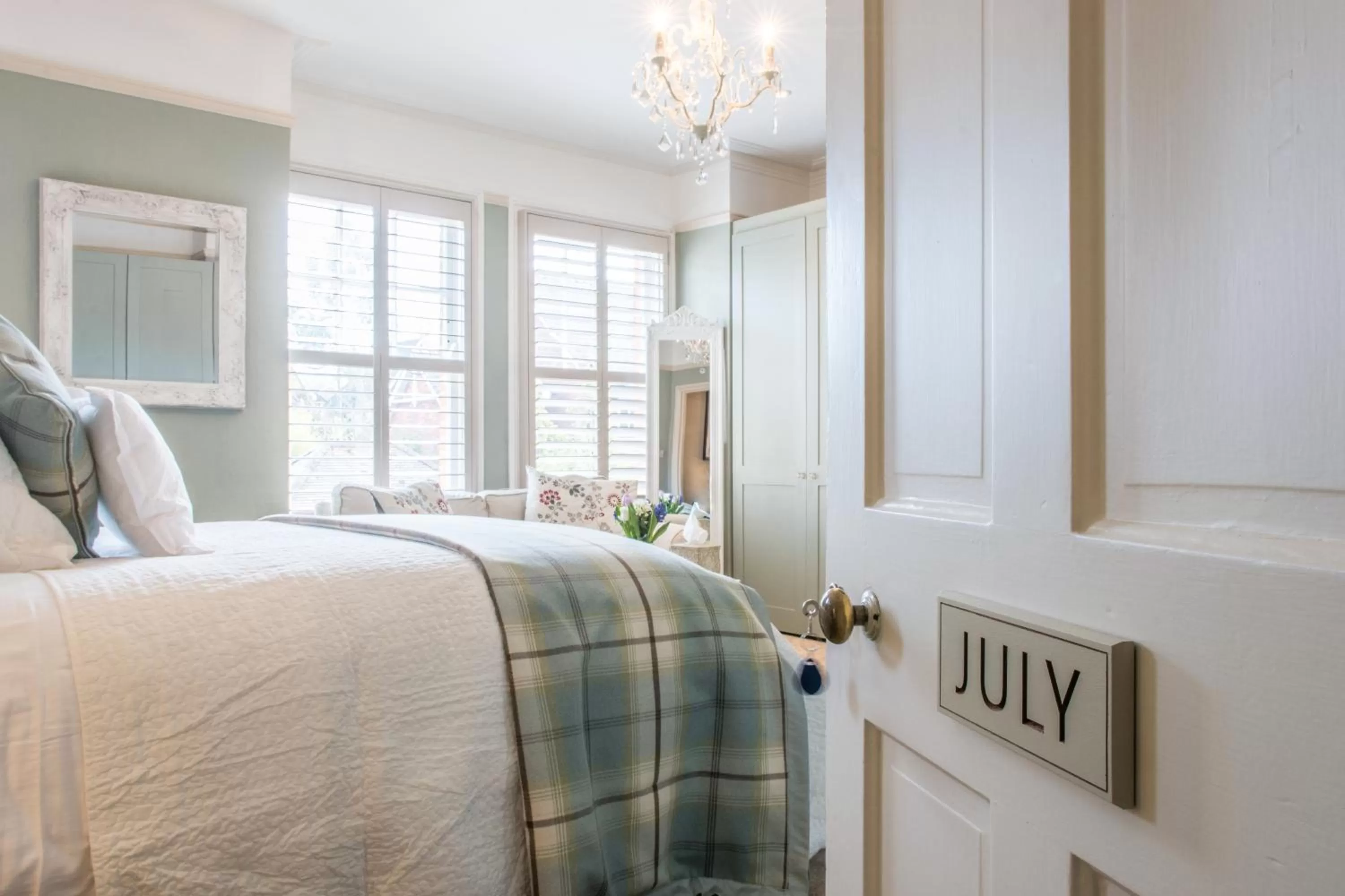 Bed in April House Weybridge - Boutique Guesthouse