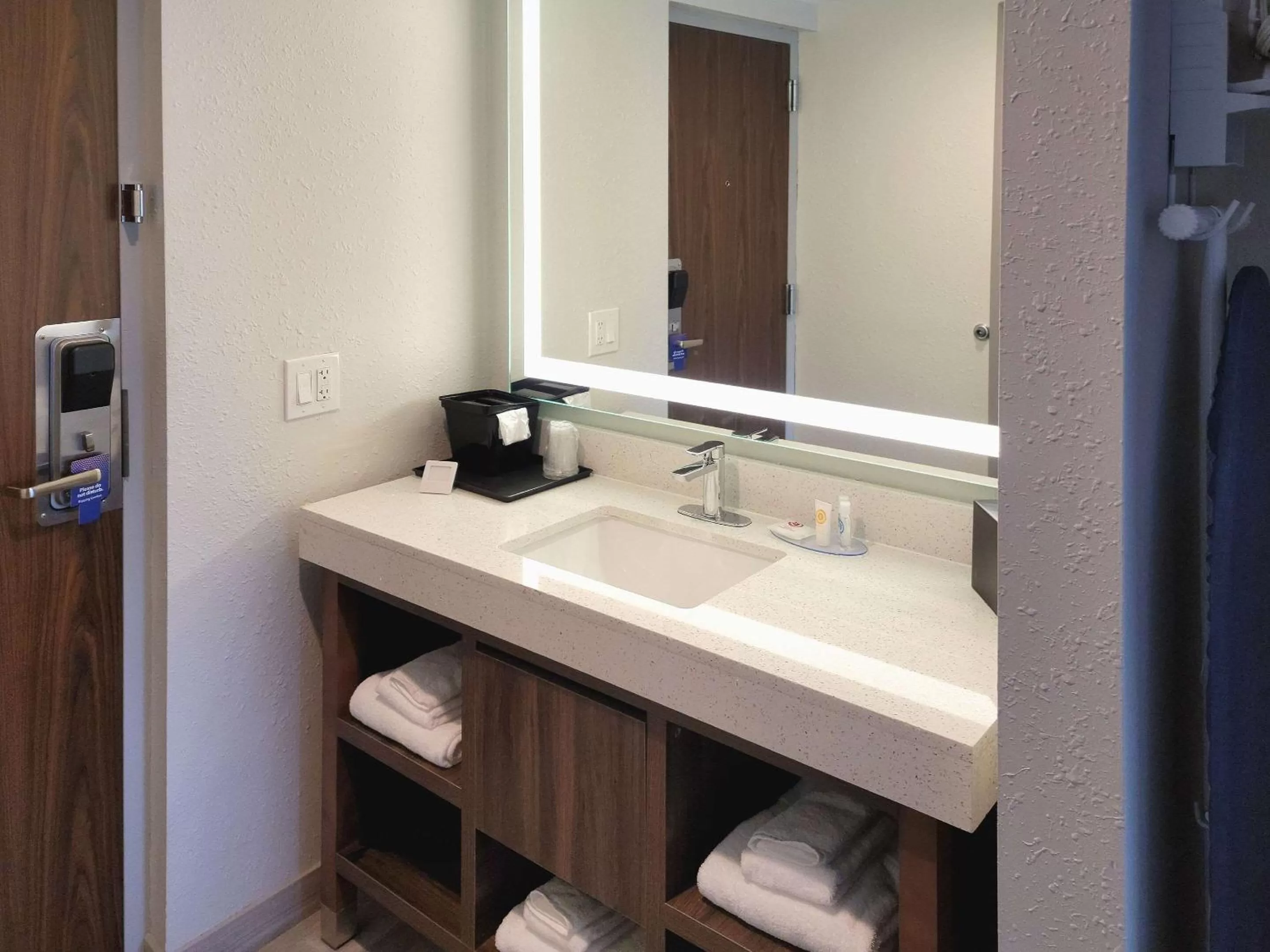 King Suite with Tub - Mobility Accessible/Non Smoking in Comfort Inn & Suites Wyomissing - Reading