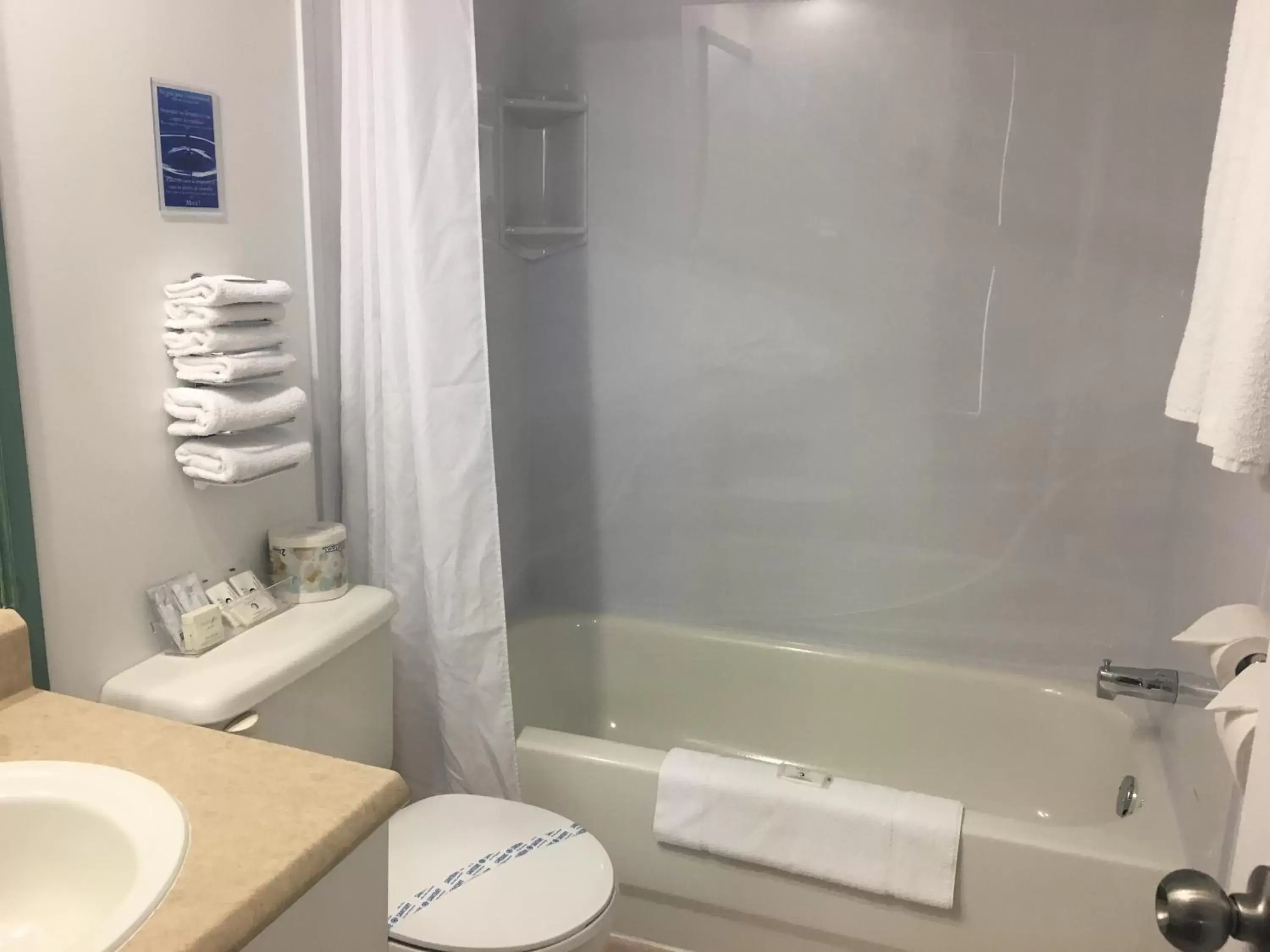 Queen Room with Two Queen Beds in Motel Des Cascades Queen Room with Two Queen Beds in Motel Des Cascades