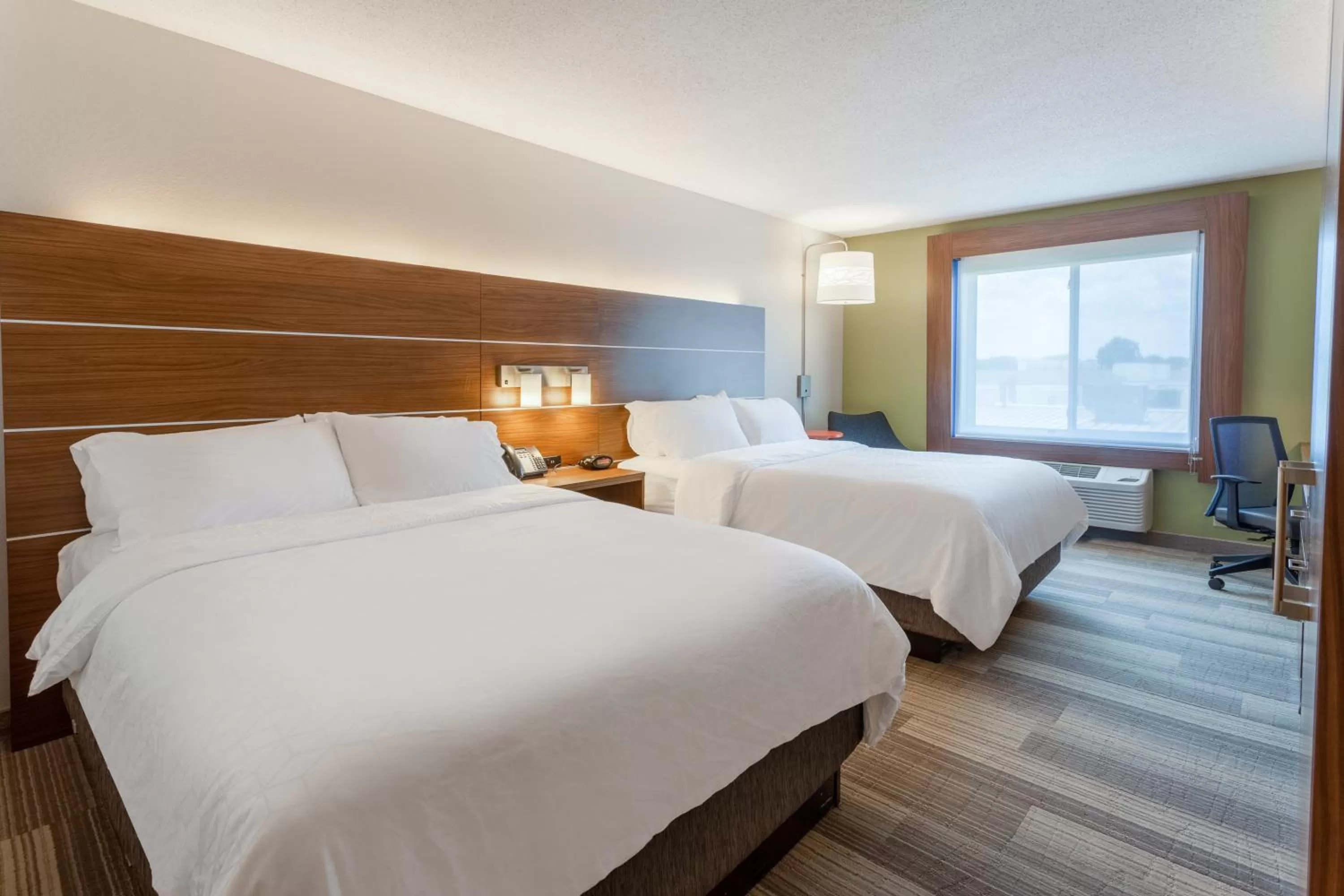 Photo of the whole room, Bed in Holiday Inn Express Hotel & Suites Burlington by IHG