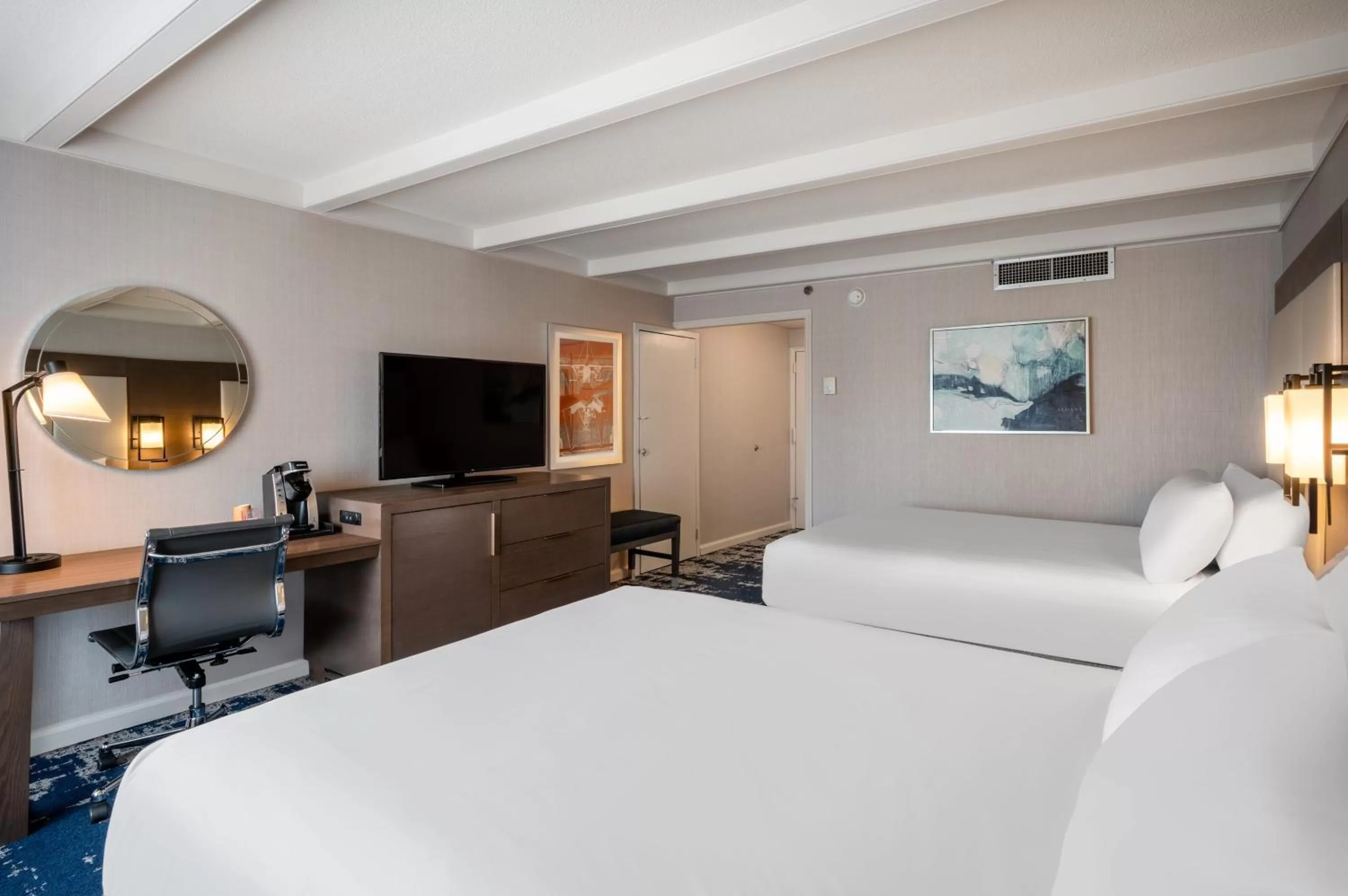 Photo of the whole room, Bed in Crowne Plaza Albany - The Desmond Hotel